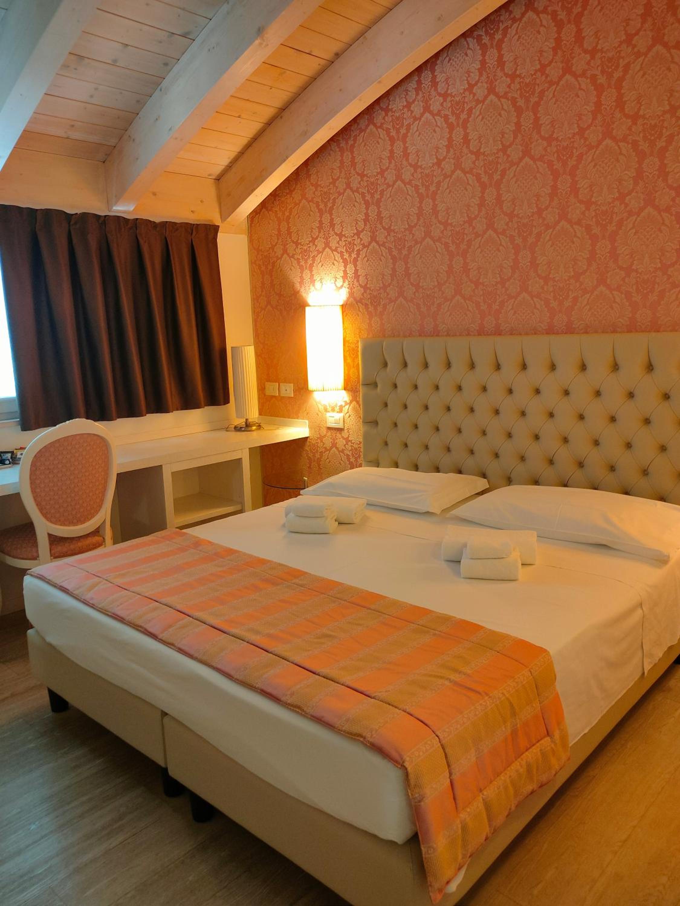Nuova Opera Rooms & Apartments