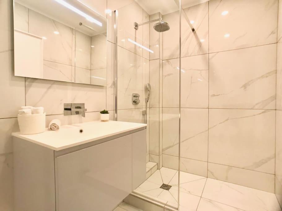Palais Napoléon Seafront Luxury flat Golfe Juan view 4