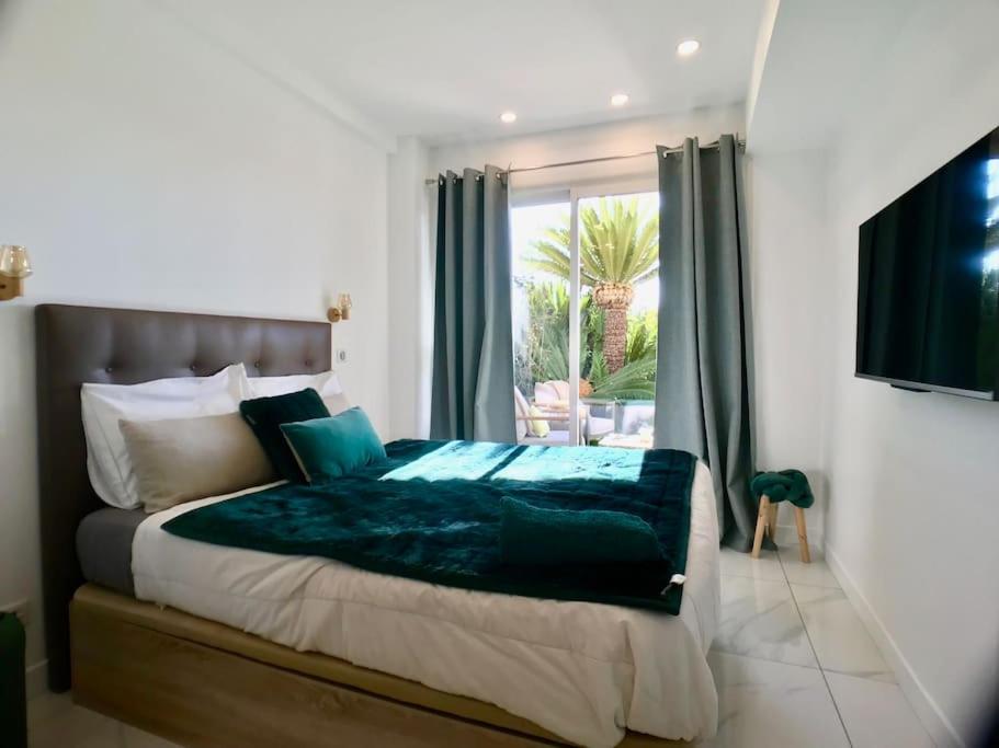 Palais Napoléon Seafront Luxury flat Golfe Juan view 3