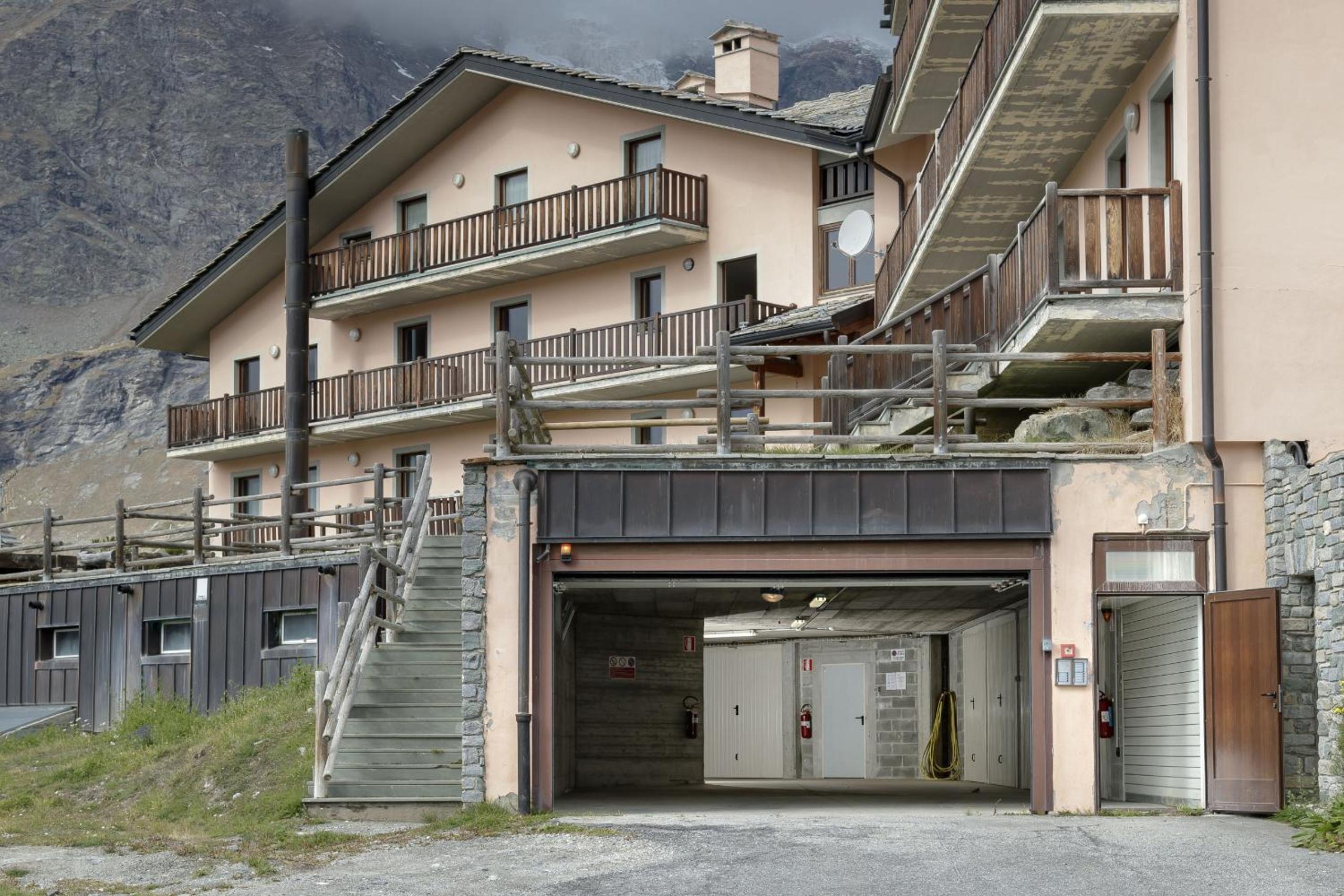 HelloCHALET- Maison Skis Aux Pieds - ski-in with boot warmer and garage view 5