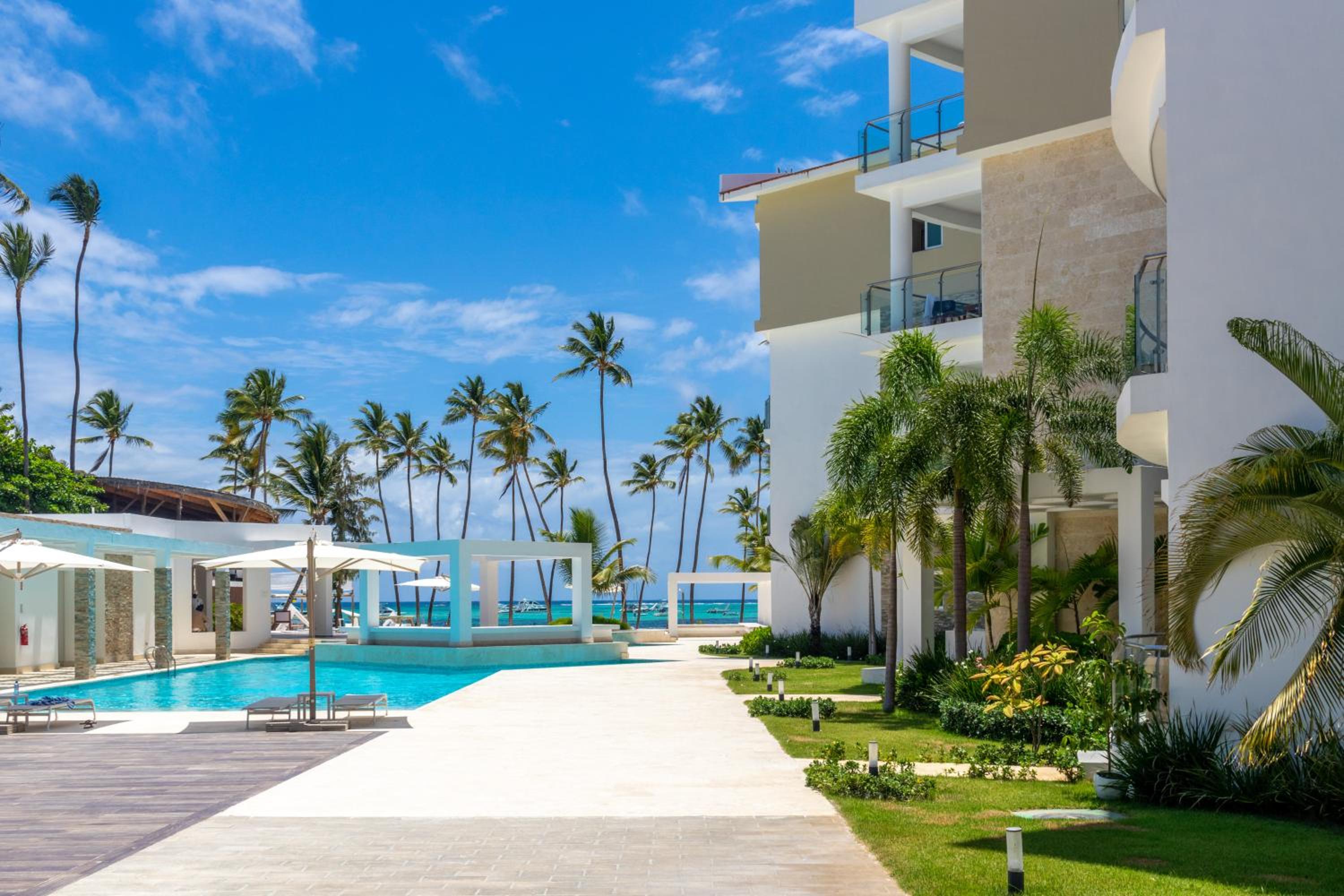 Family Getaway Apartment - Right On The Beach