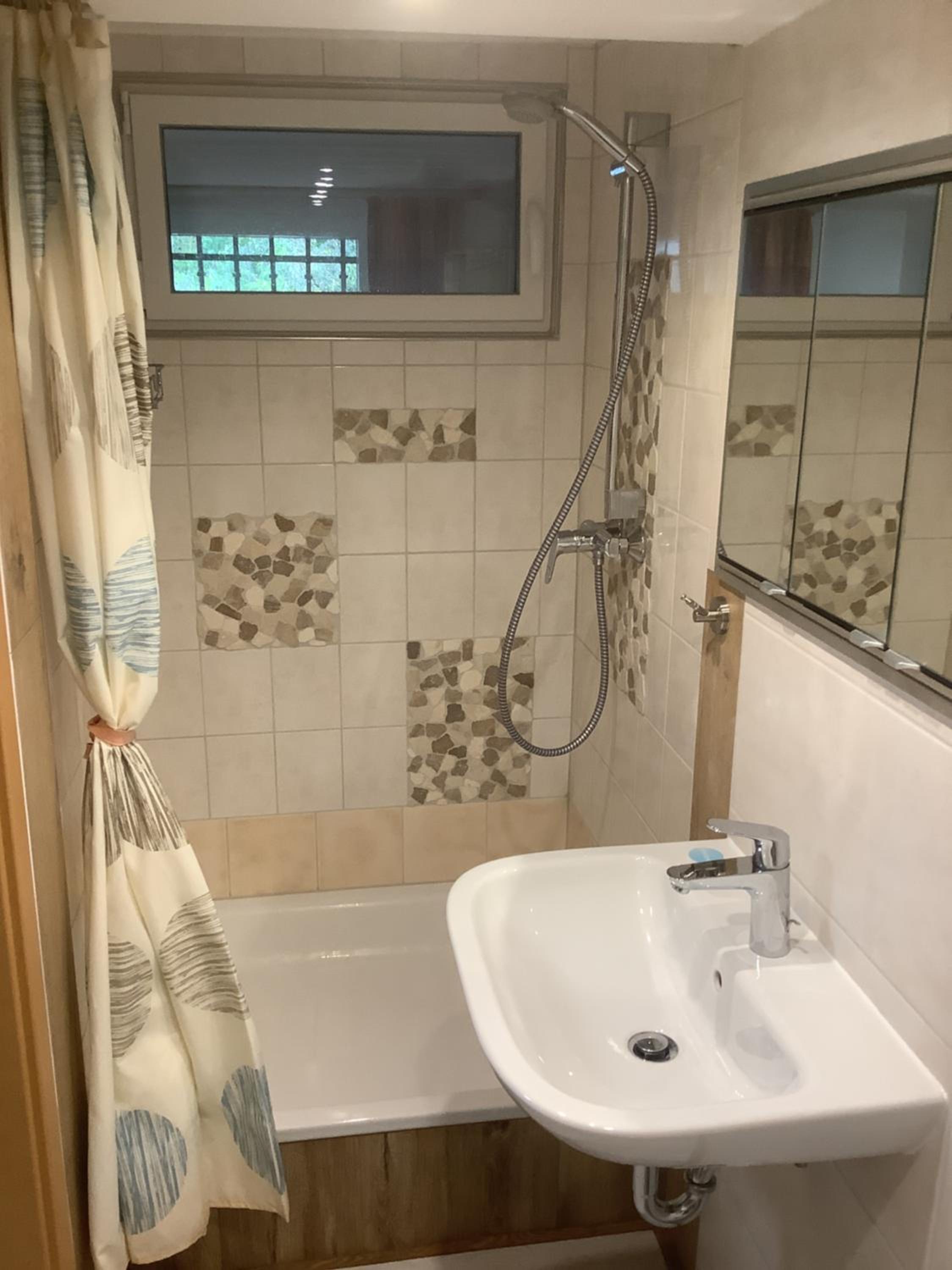 Doppelzimmer mit neuem Bad und Sportpool-Nutzung außen, Villa Naturpark, Garten mit Rheinblick