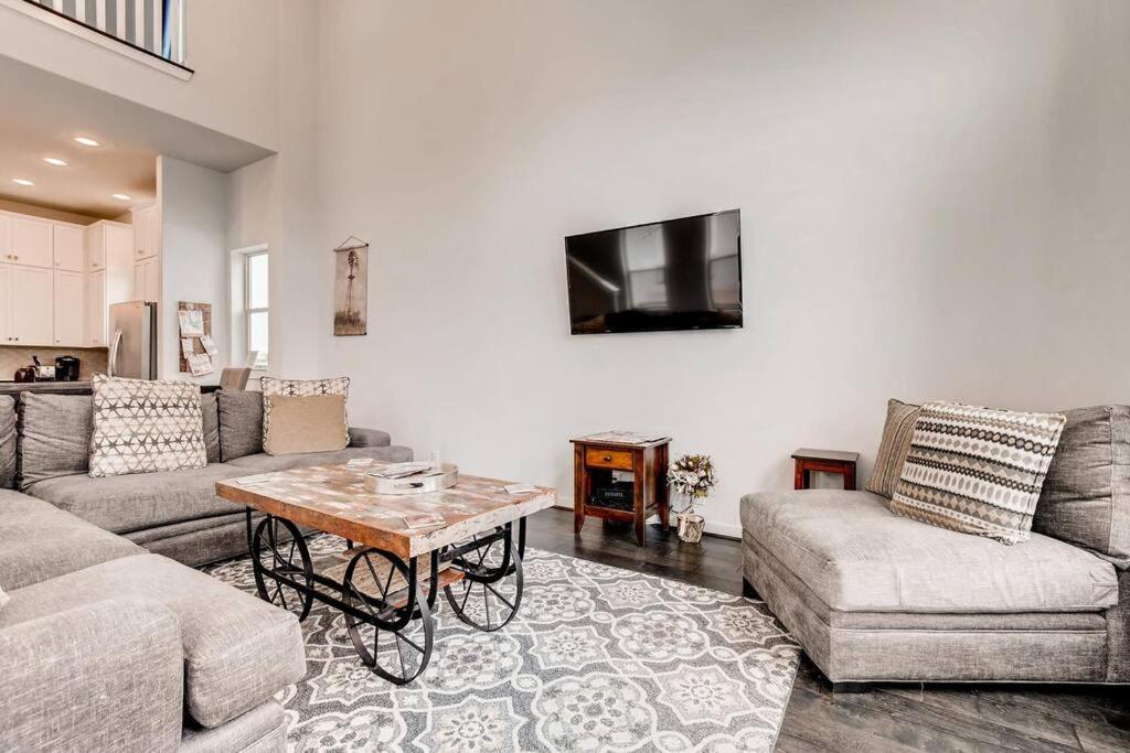 Fam Friendly 5 Bed Home Blocks To Pearl/Riverwalk! view 2