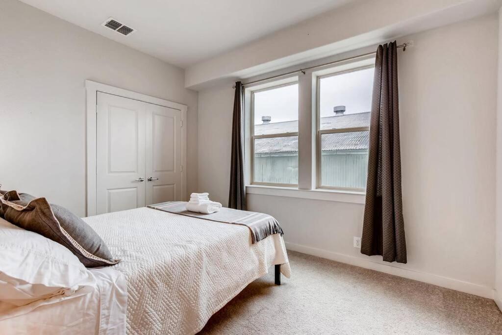 Fam Friendly 5 Bed Home Blocks To Pearl/Riverwalk! view 3