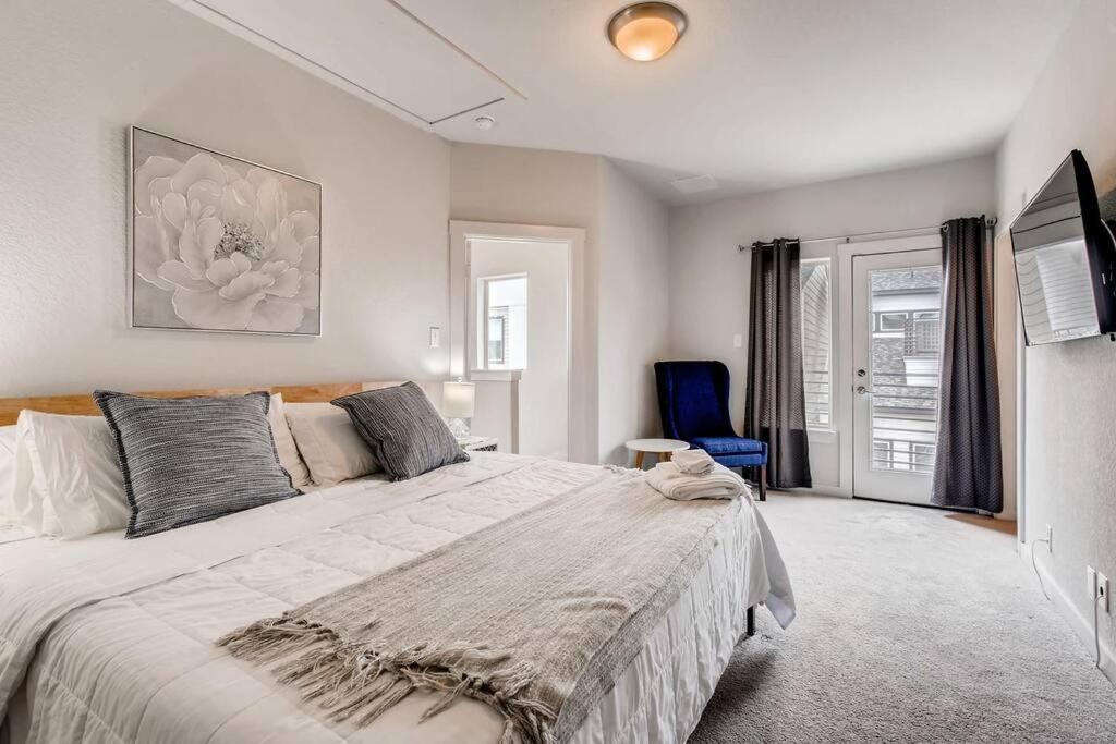 Fam Friendly 5 Bed Home Blocks To Pearl/Riverwalk! view 4