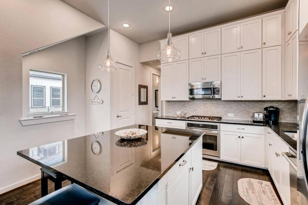 Fam Friendly 5 Bed Home Blocks To Pearl/Riverwalk! view 5