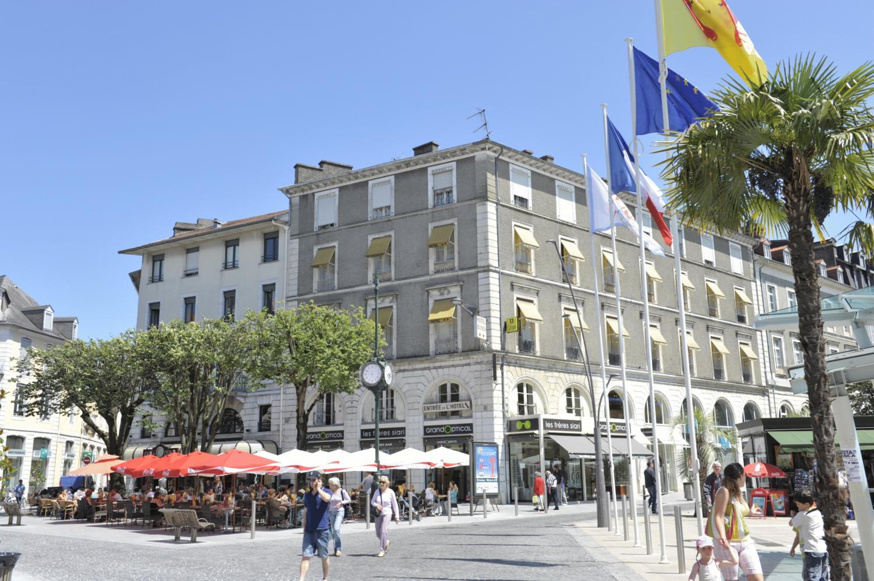 Hotel Le Bourbon Pau Centre en Pau — building