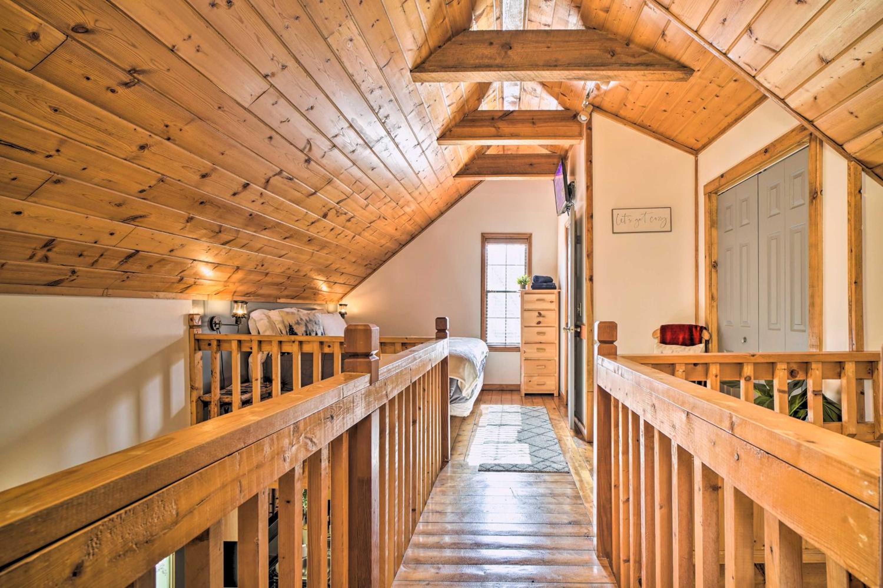 CREEKSIDE Cabin w/ LOFT by Pigeon Forge view 2