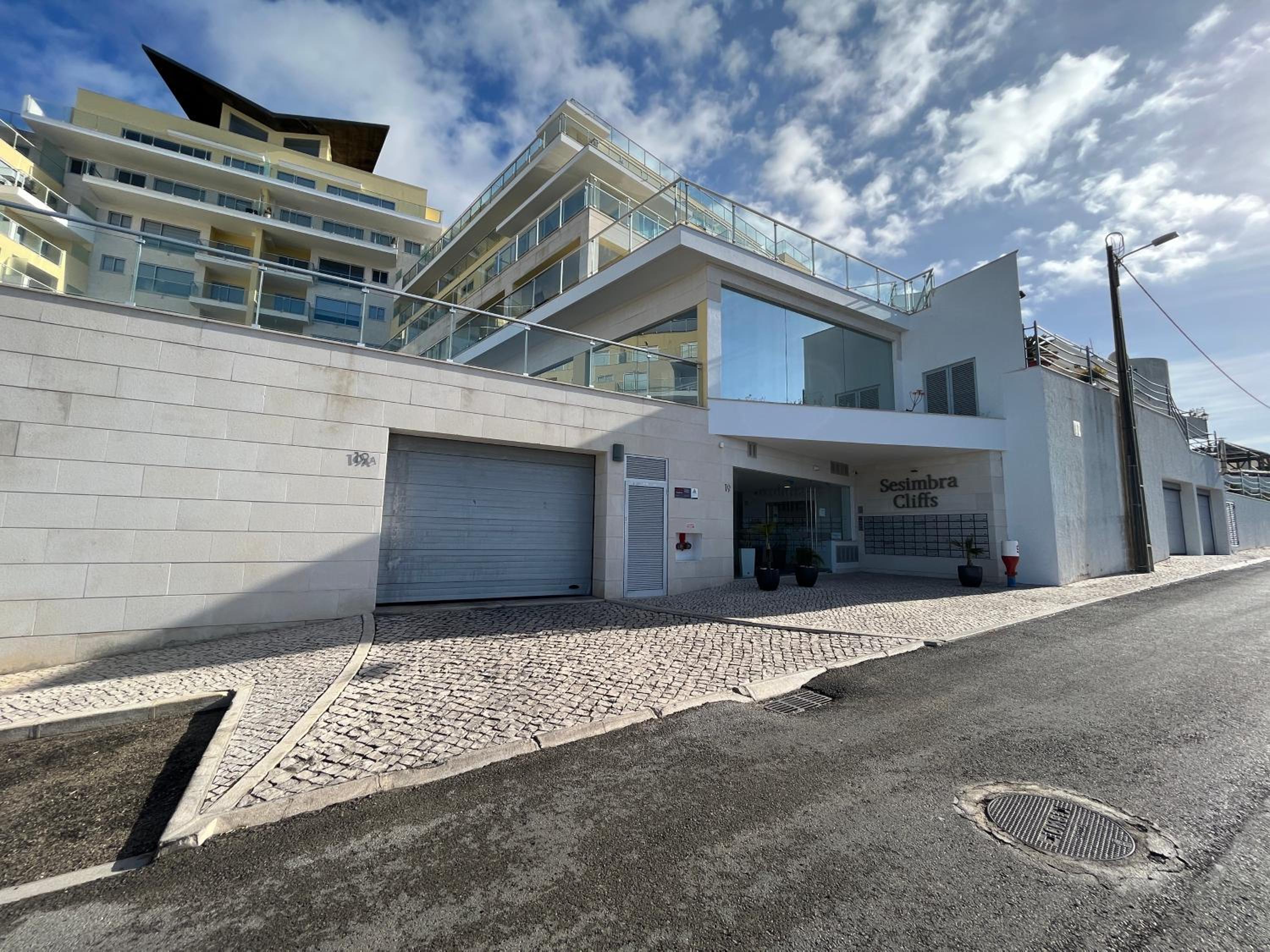 Cliffs Apartment - Astonishing view over Sesimbra bay by Trip2Portugal