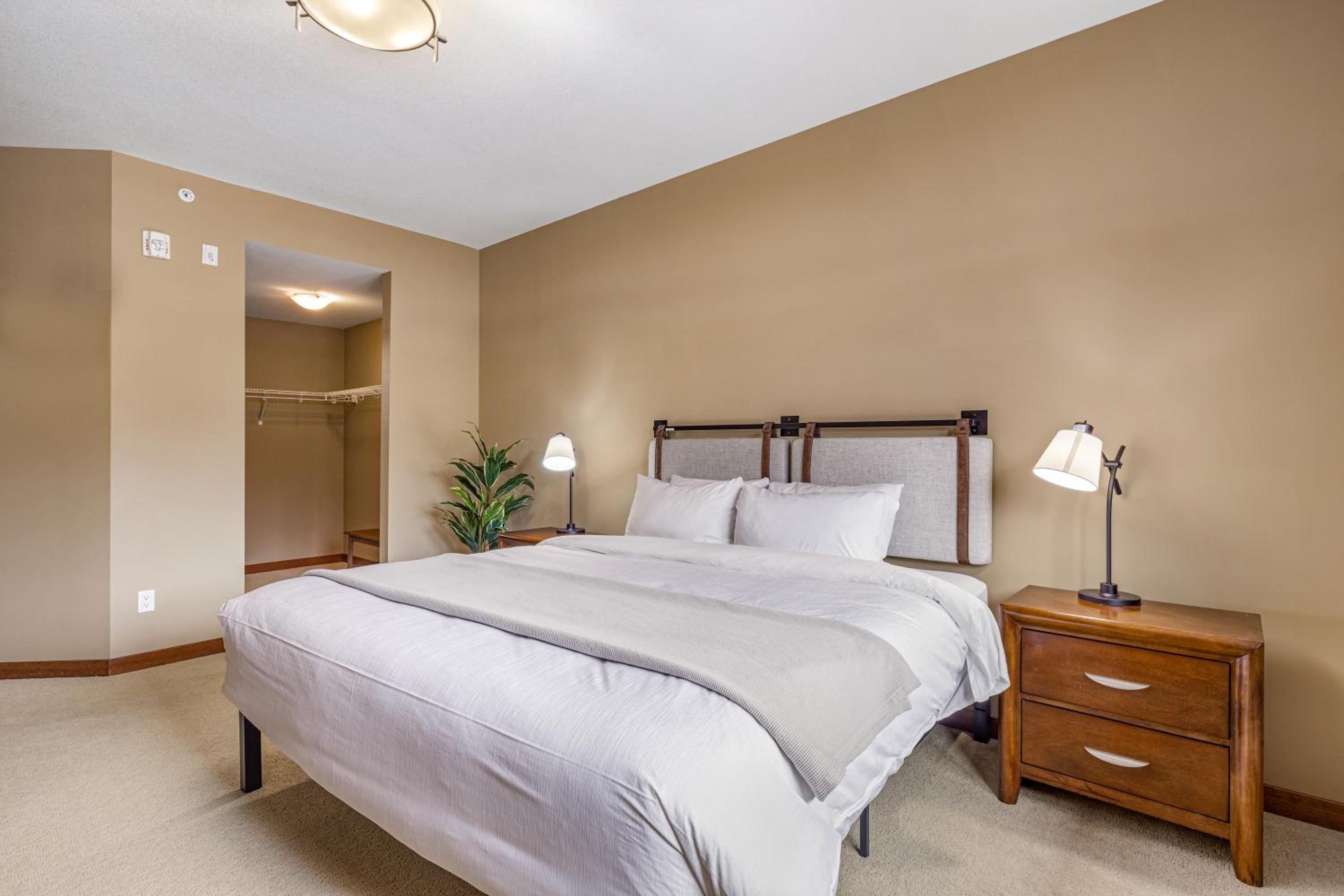 Alluring Mountain View Condo - Right In The Heart Of Downtown - managed by Little Sister Getaways