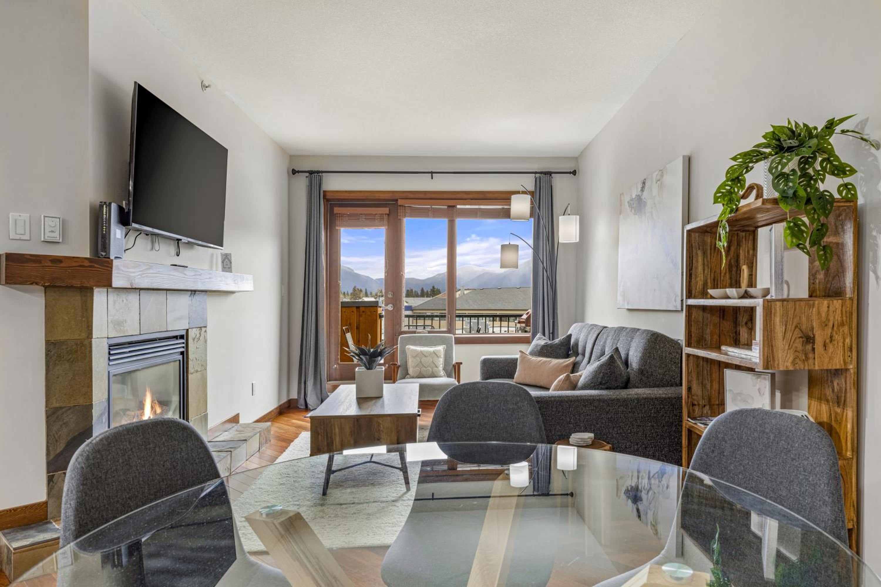 Alluring Mountain View Condo - Right In The Heart Of Downtown - managed by Little Sister Getaways