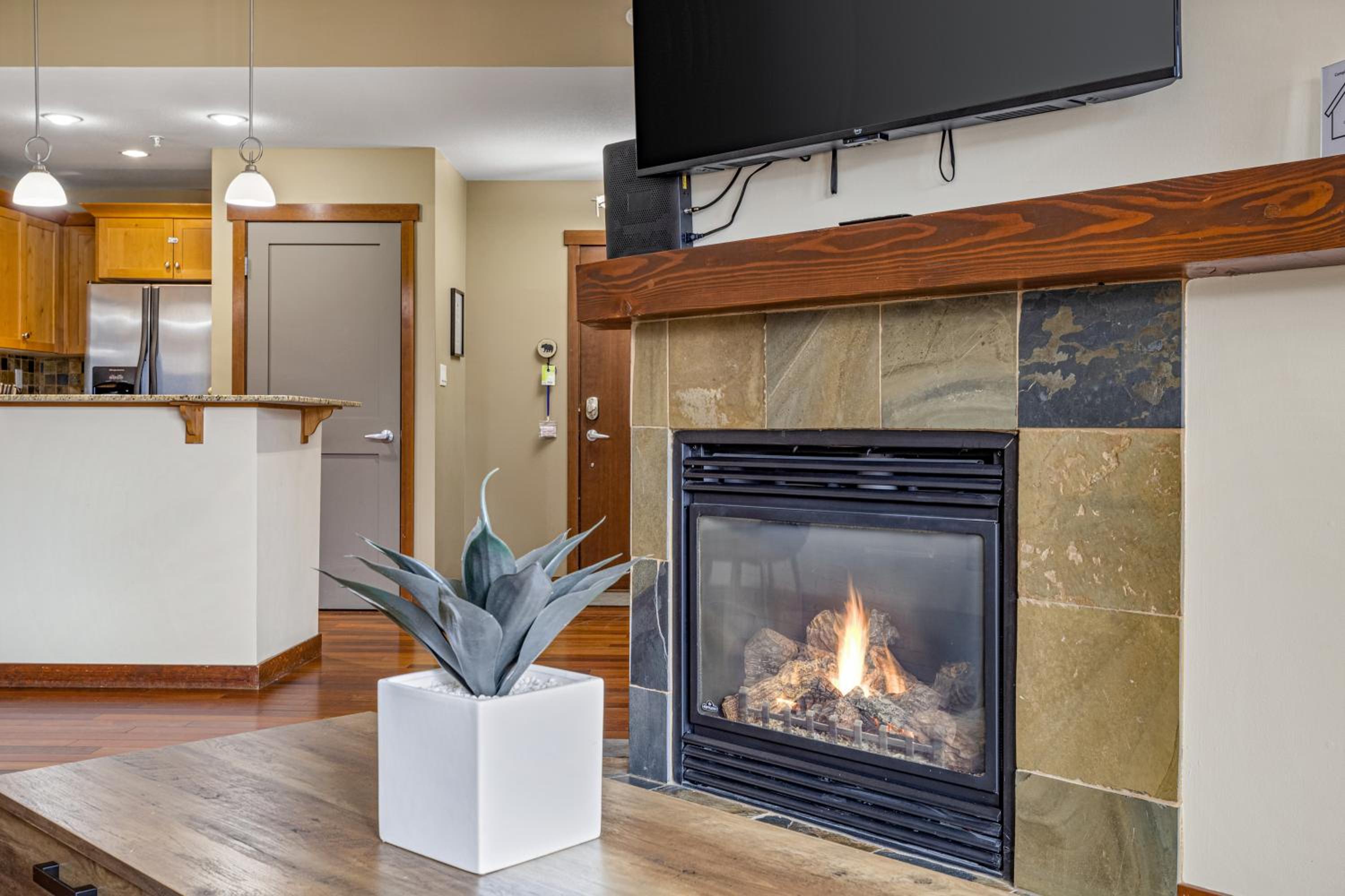 Alluring Mountain View Condo - Right In The Heart Of Downtown - managed by Little Sister Getaways