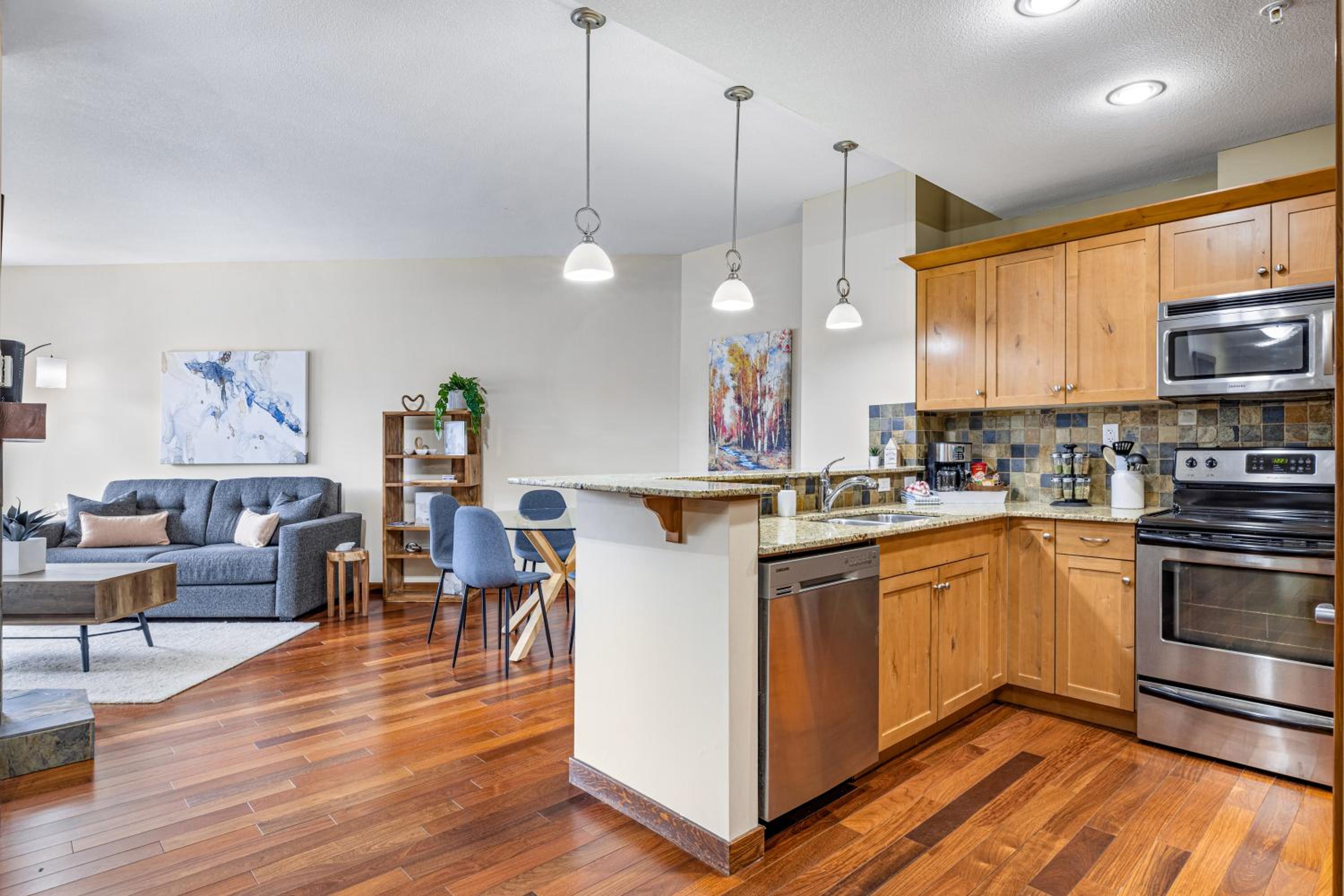 Alluring Mountain View Condo - Right In The Heart Of Downtown - managed by Little Sister Getaways