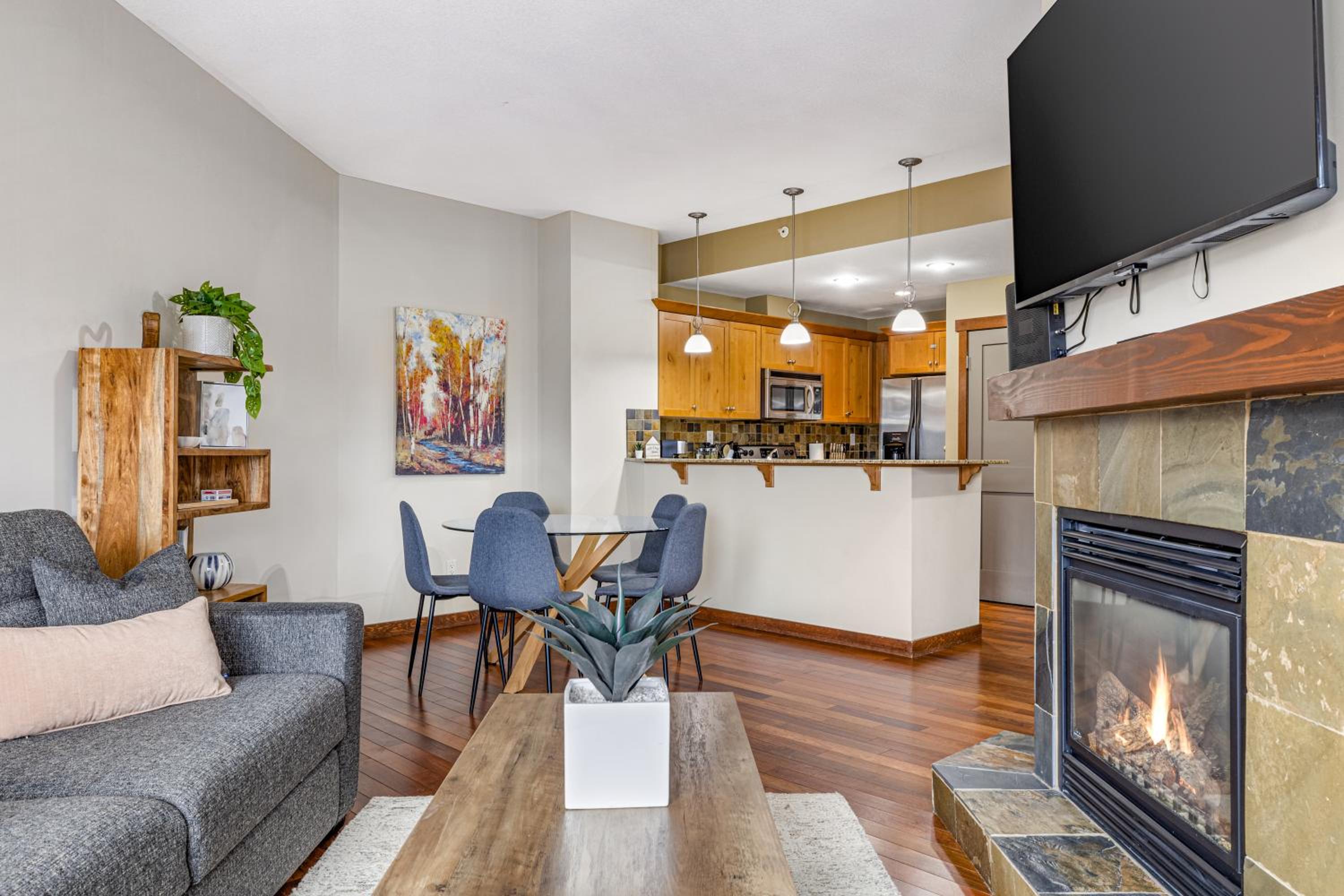 Alluring Mountain View Condo - Right In The Heart Of Downtown - managed by Little Sister Getaways