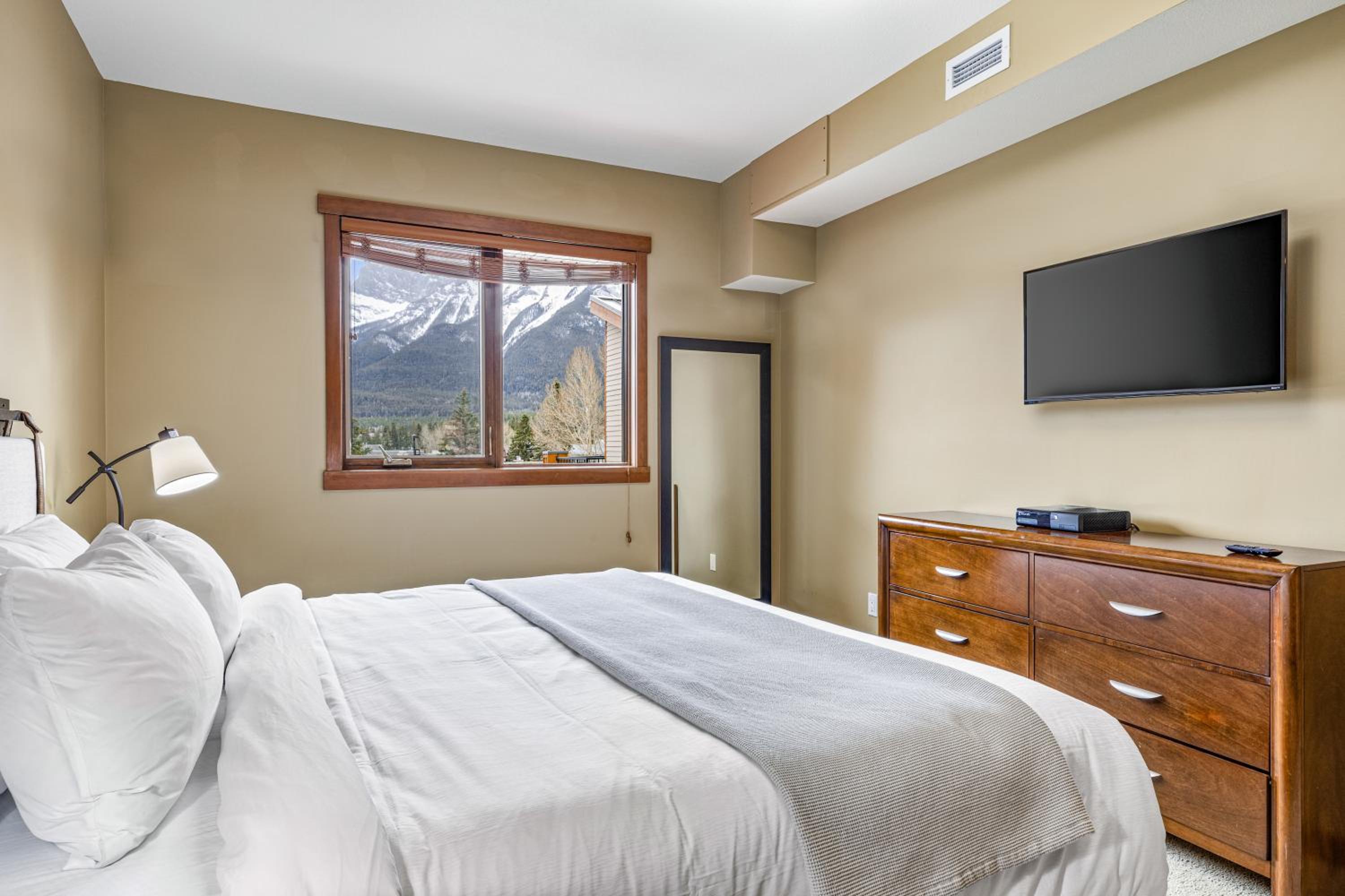 Alluring Mountain View Condo - Right In The Heart Of Downtown - managed by Little Sister Getaways