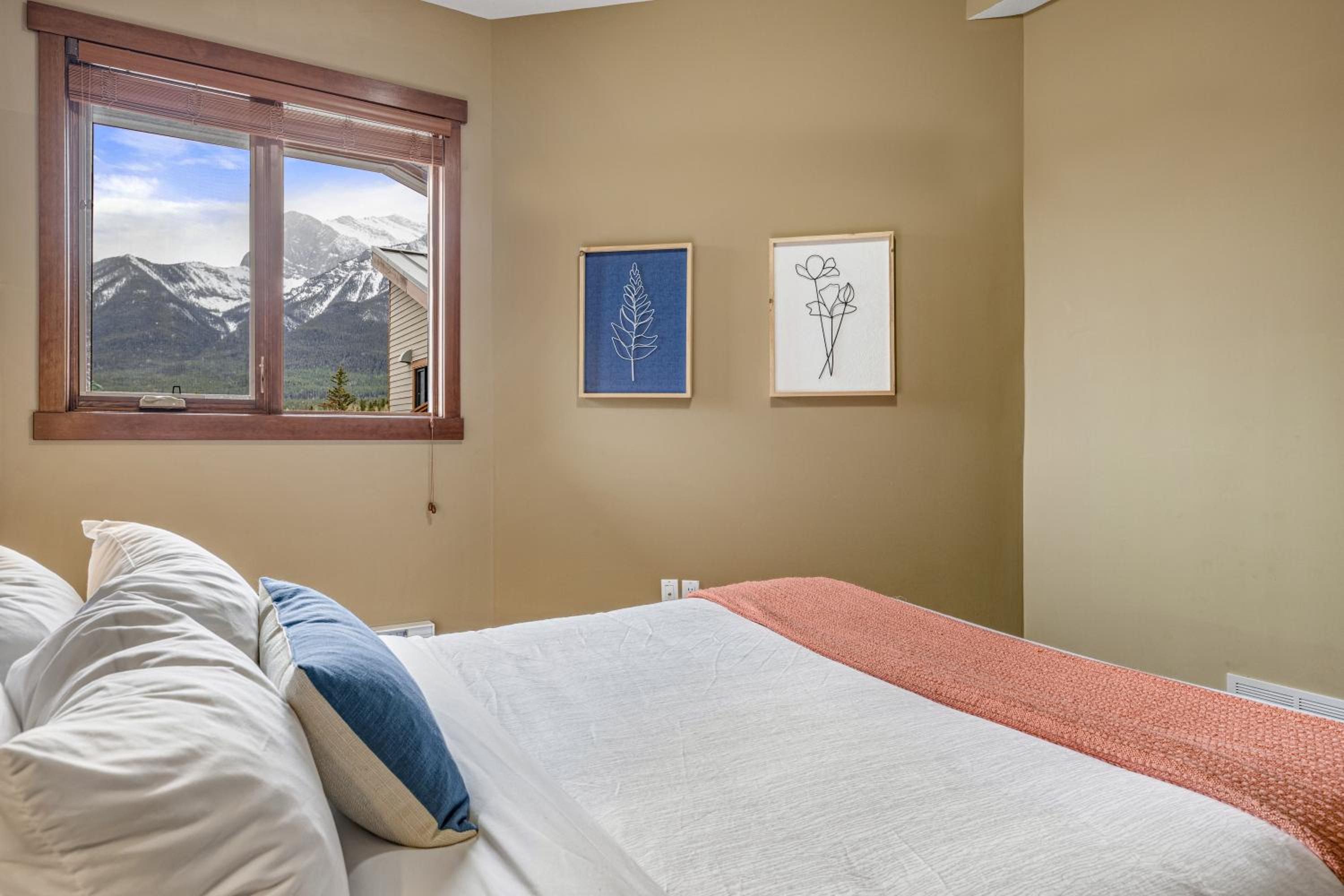Alluring Mountain View Condo - Right In The Heart Of Downtown - managed by Little Sister Getaways