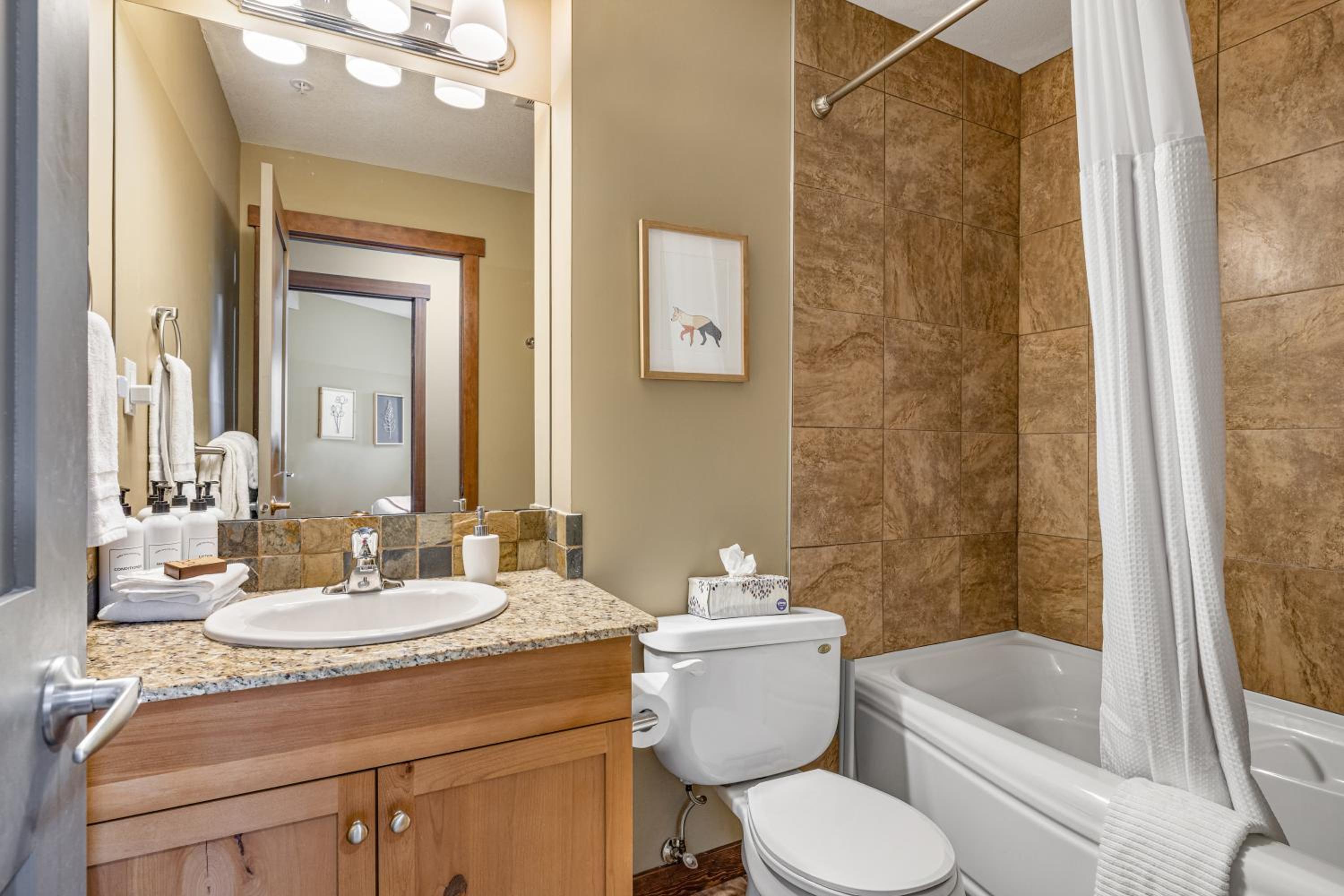 Alluring Mountain View Condo - Right In The Heart Of Downtown - managed by Little Sister Getaways