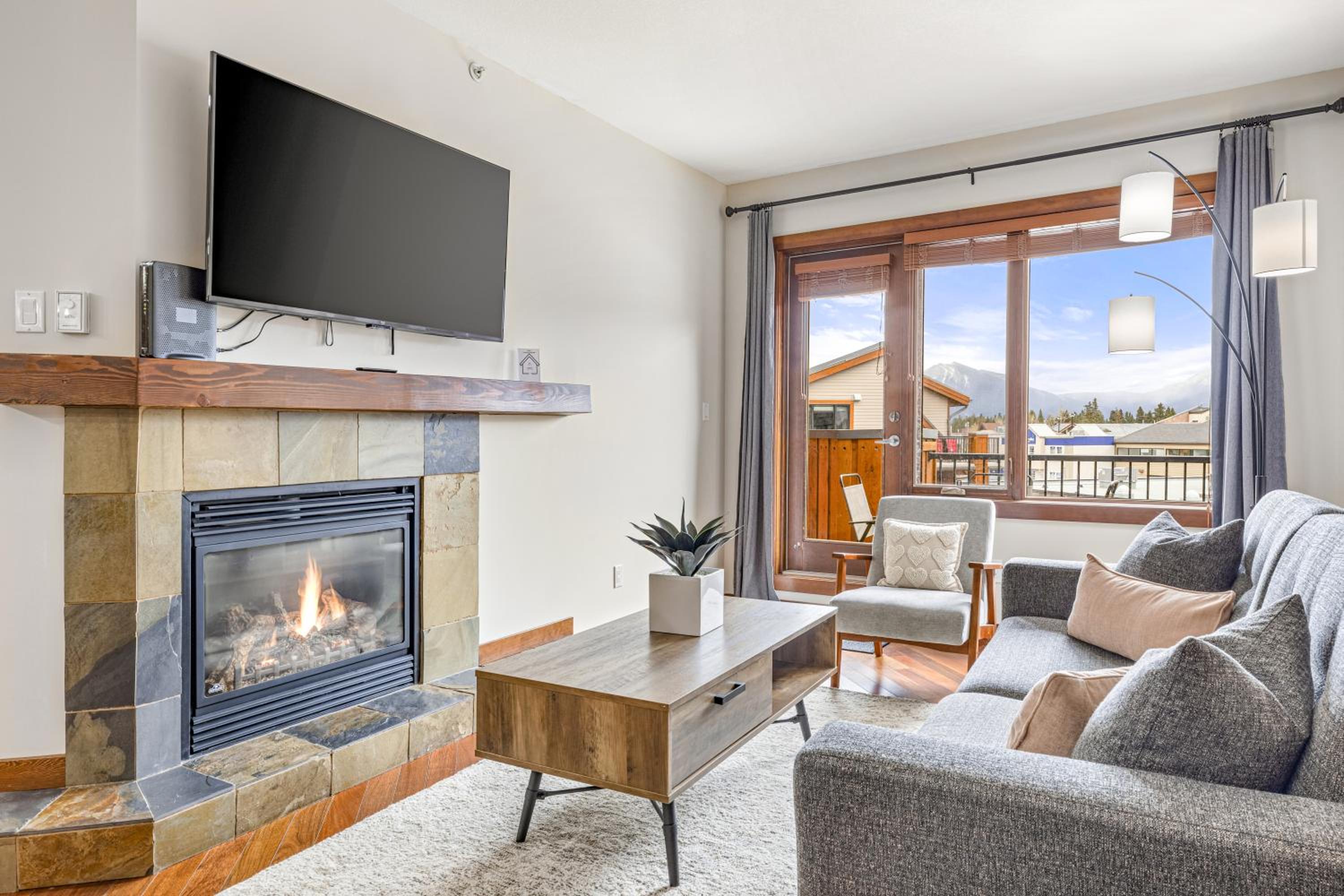 Alluring Mountain View Condo - Right In The Heart Of Downtown - managed by Little Sister Getaways