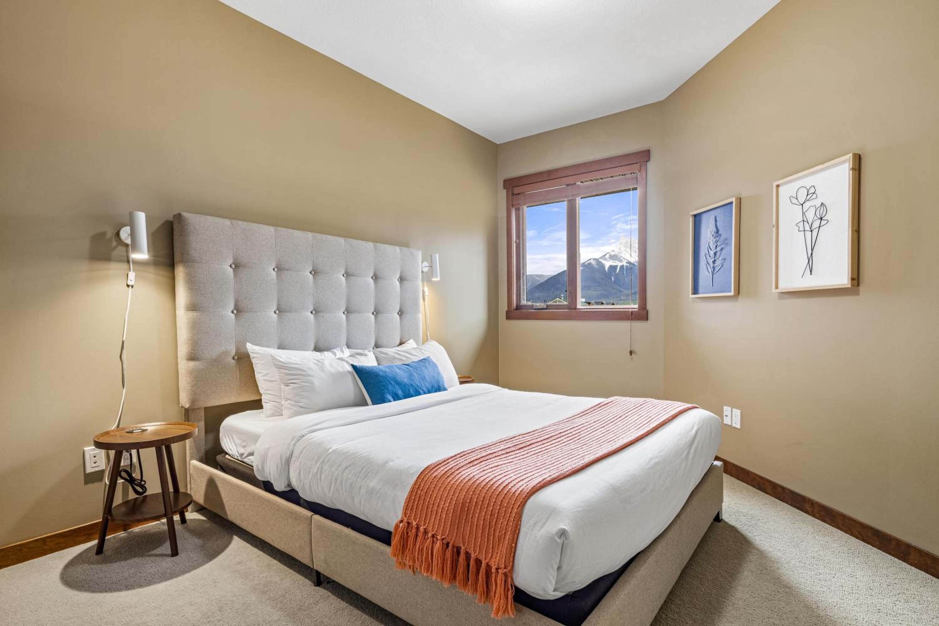 Alluring Mountain View Condo - Right In The Heart Of Downtown - managed by Little Sister Getaways
