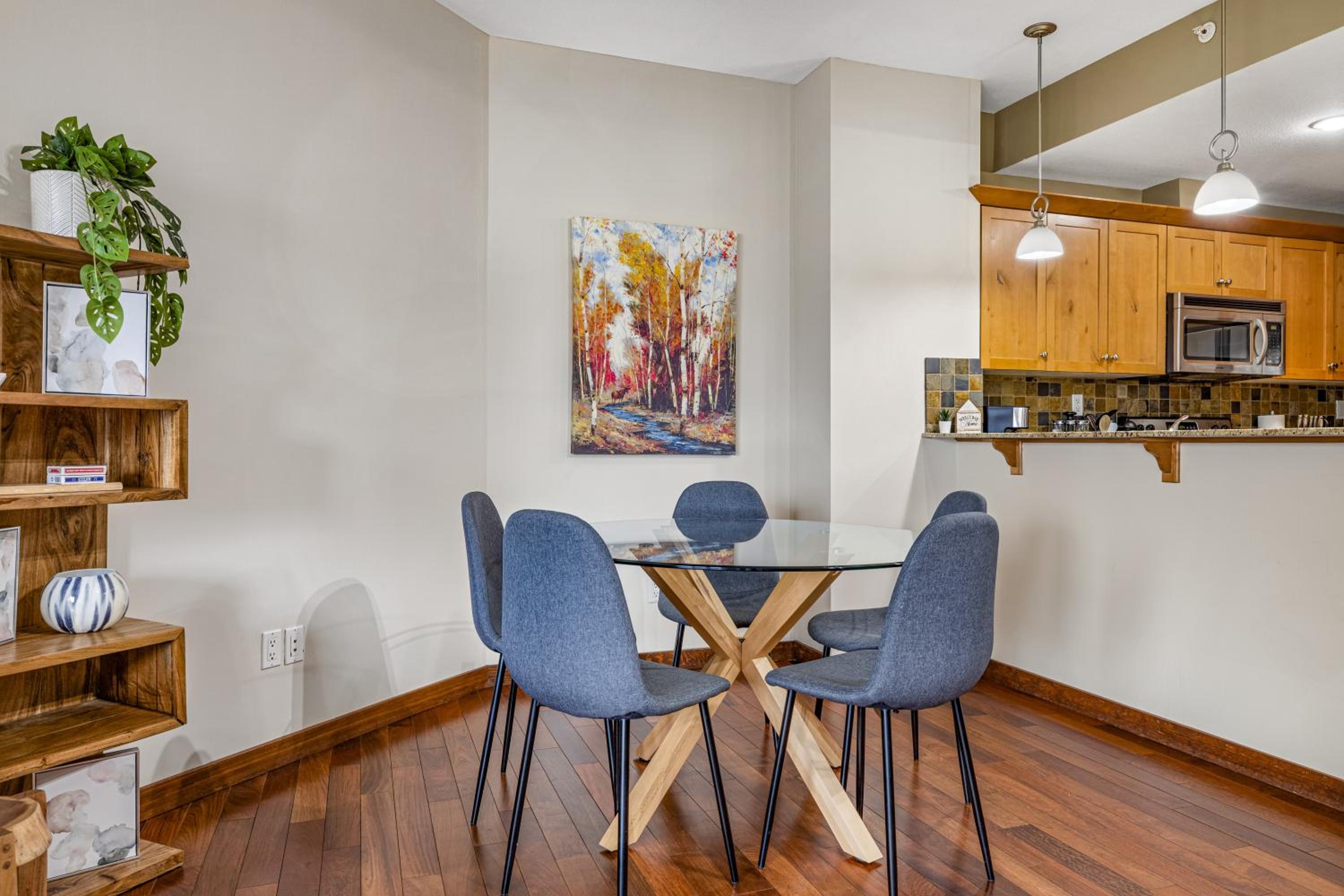 Alluring Mountain View Condo - Right In The Heart Of Downtown - managed by Little Sister Getaways