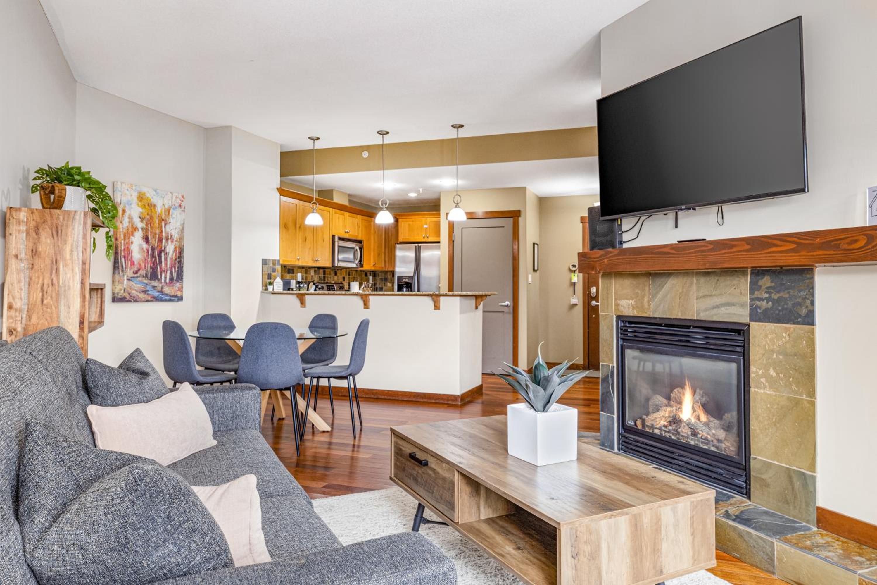 Alluring Mountain View Condo - Right In The Heart Of Downtown - managed by Little Sister Getaways
