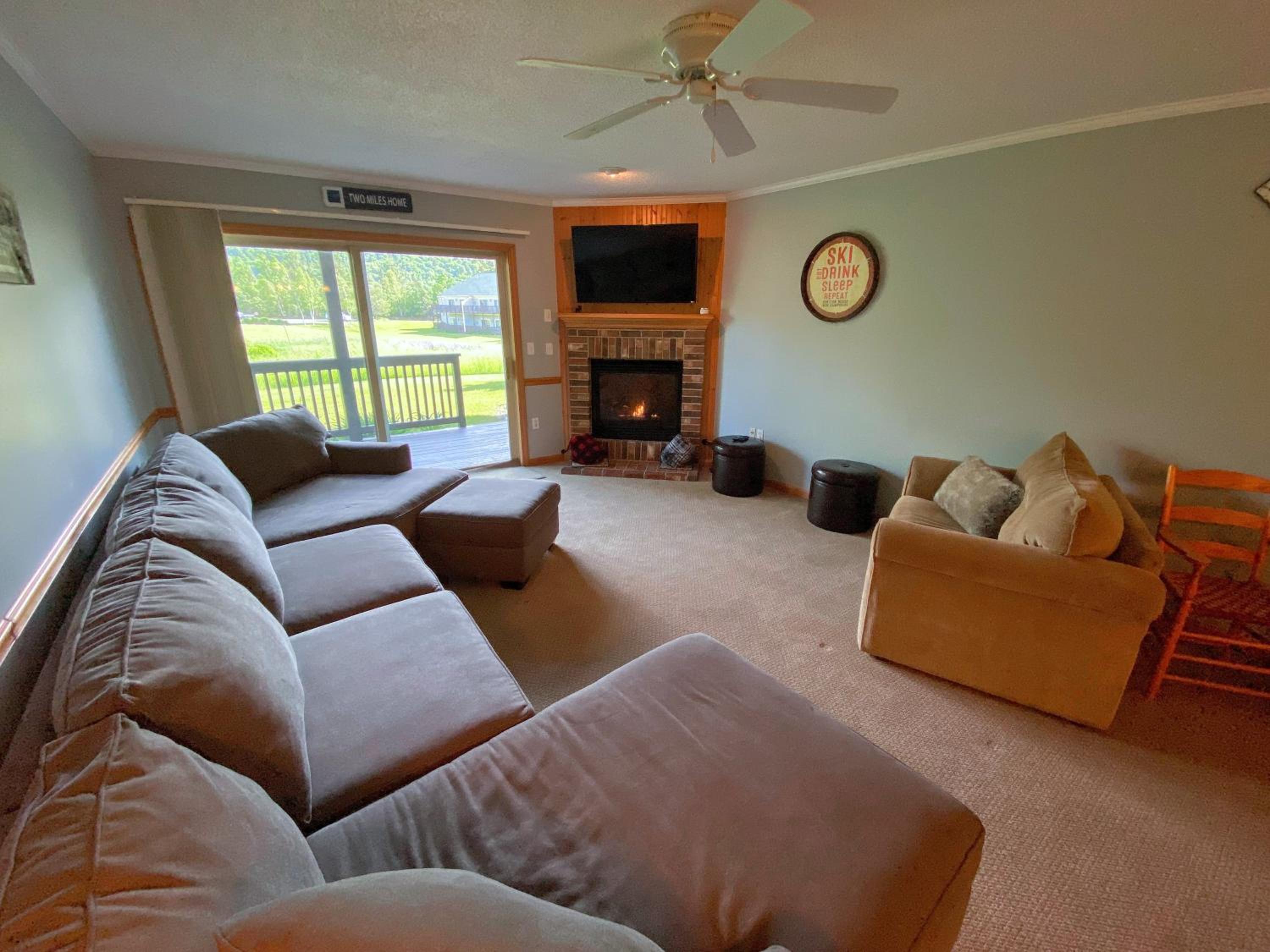 SC17 - Spacious comfortable 1 minute to skiing and Mount Washington Hotel view 2