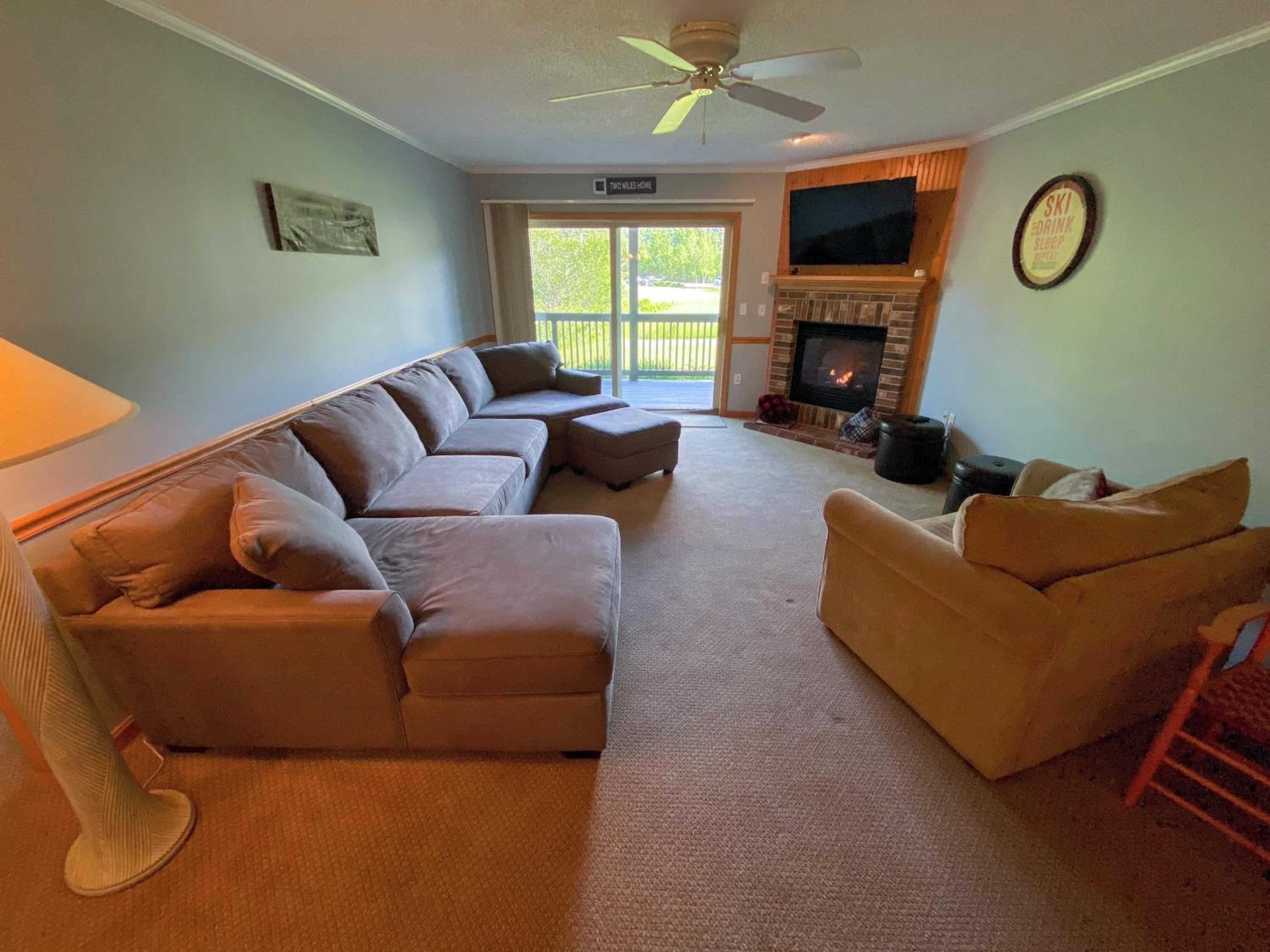 SC17 - Spacious comfortable 1 minute to skiing and Mount Washington Hotel view 3
