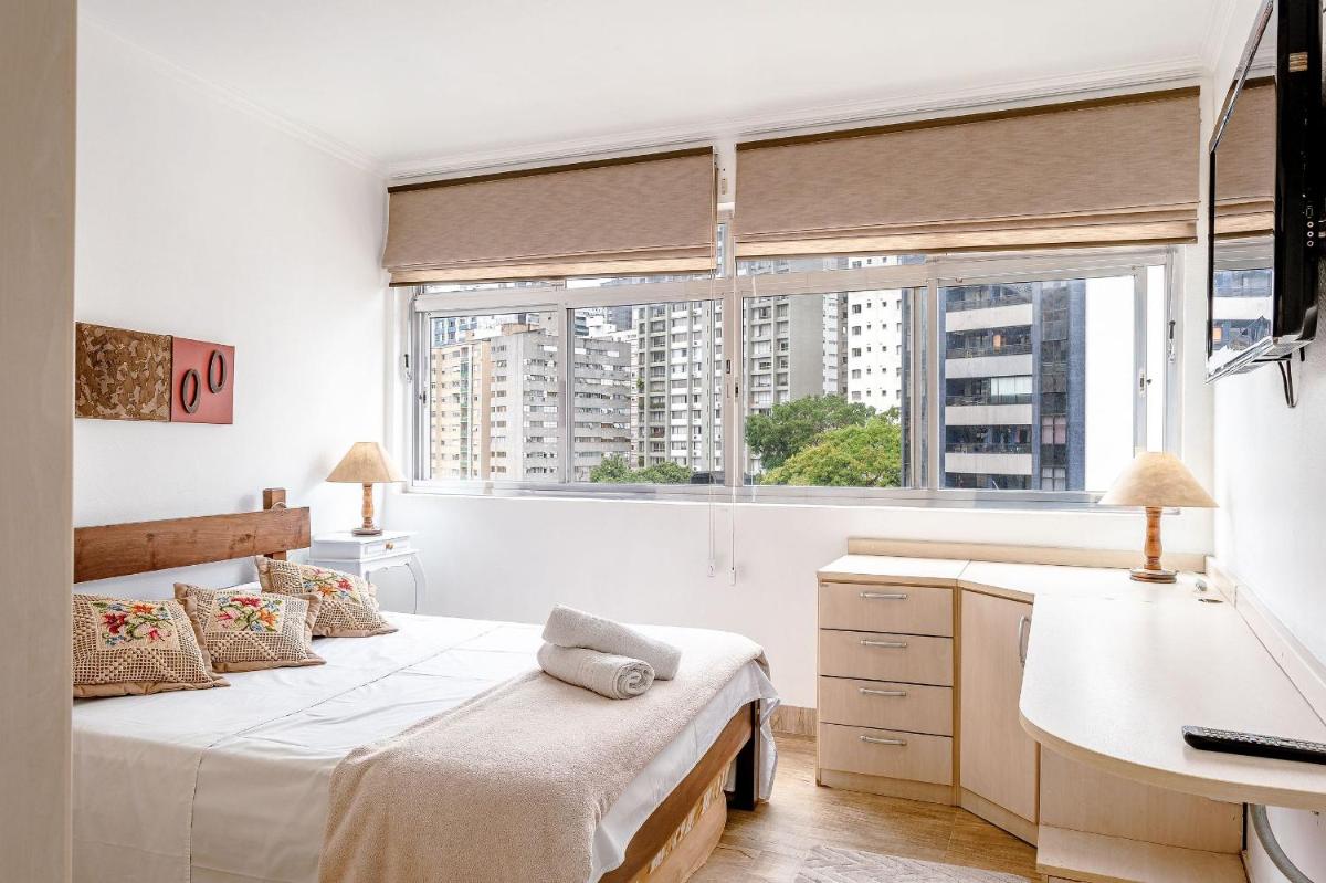 Apê com janelão | 300 m da Av. Paulista