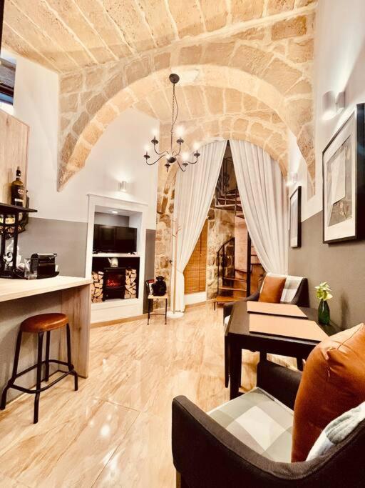 300yr old, self catering, tiny house in Victoria Centre, Gozo view 5
