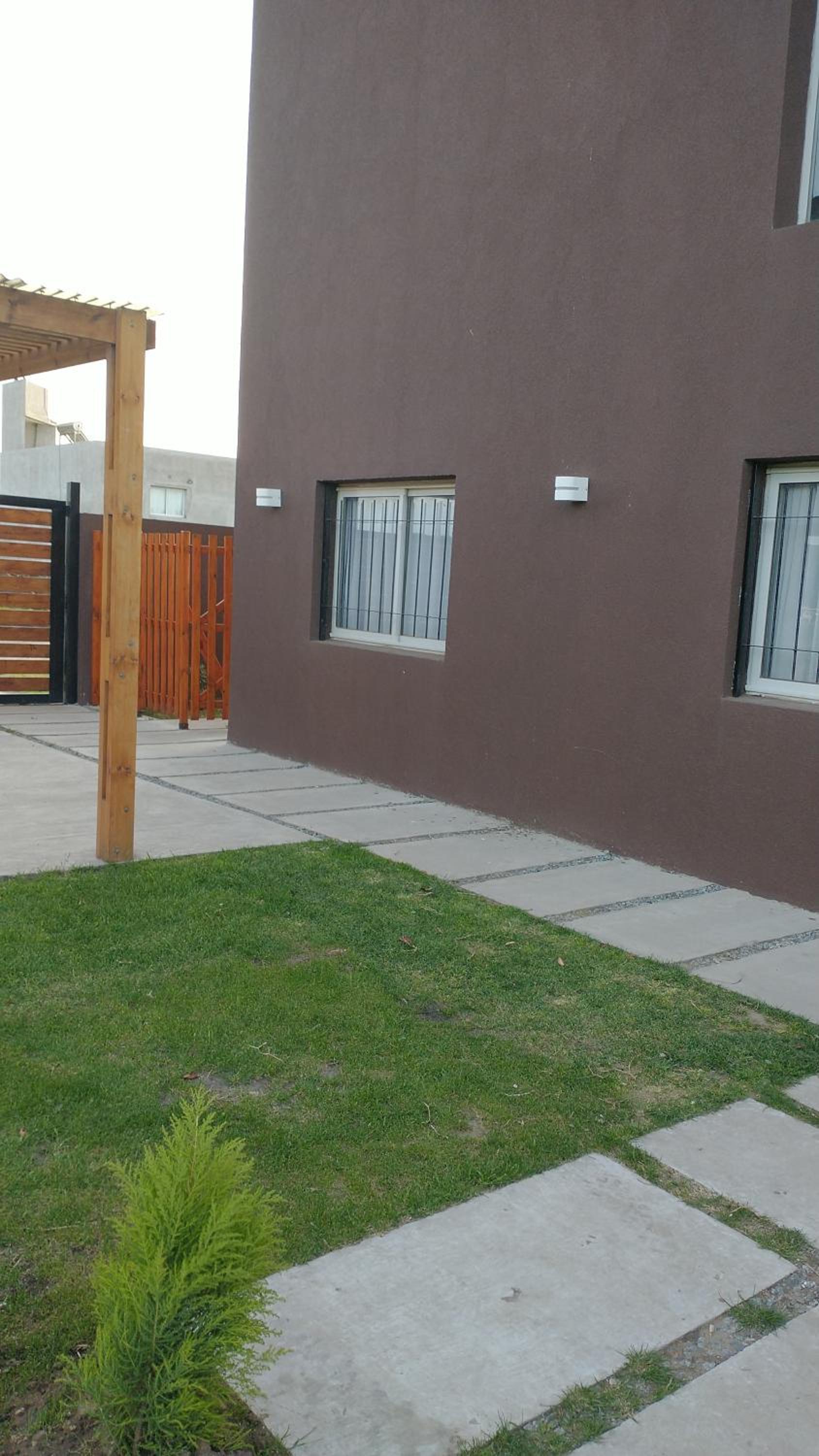 Duplex familiar con pileta en zona parque
