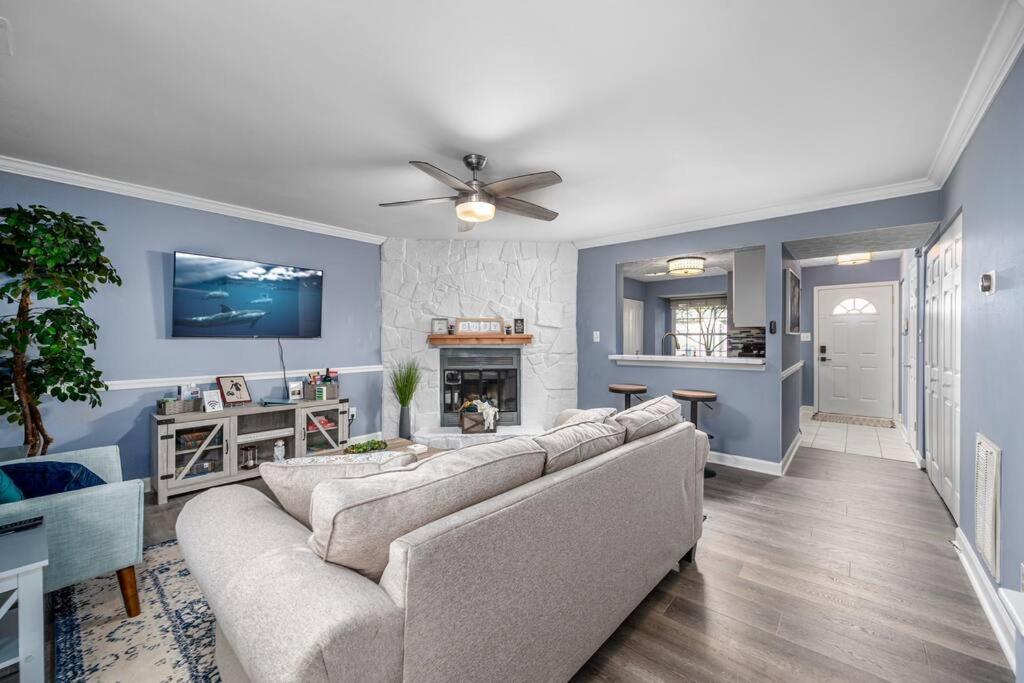 Raleigh Vacations - Cozy End Unit Townhouse 1 Mile from Downtown Cary - Property Image 1