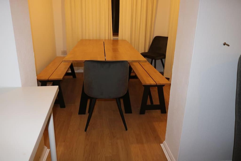 Hotel Entire -4 Bedrooms Detached House with Driveway - Image 1