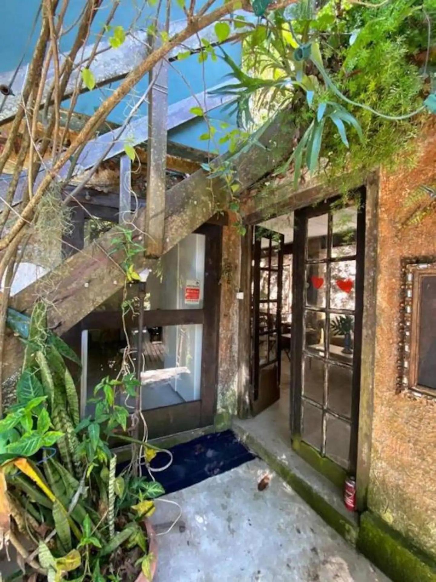 Amazing forest House in the city! Private guest suite - double studio room