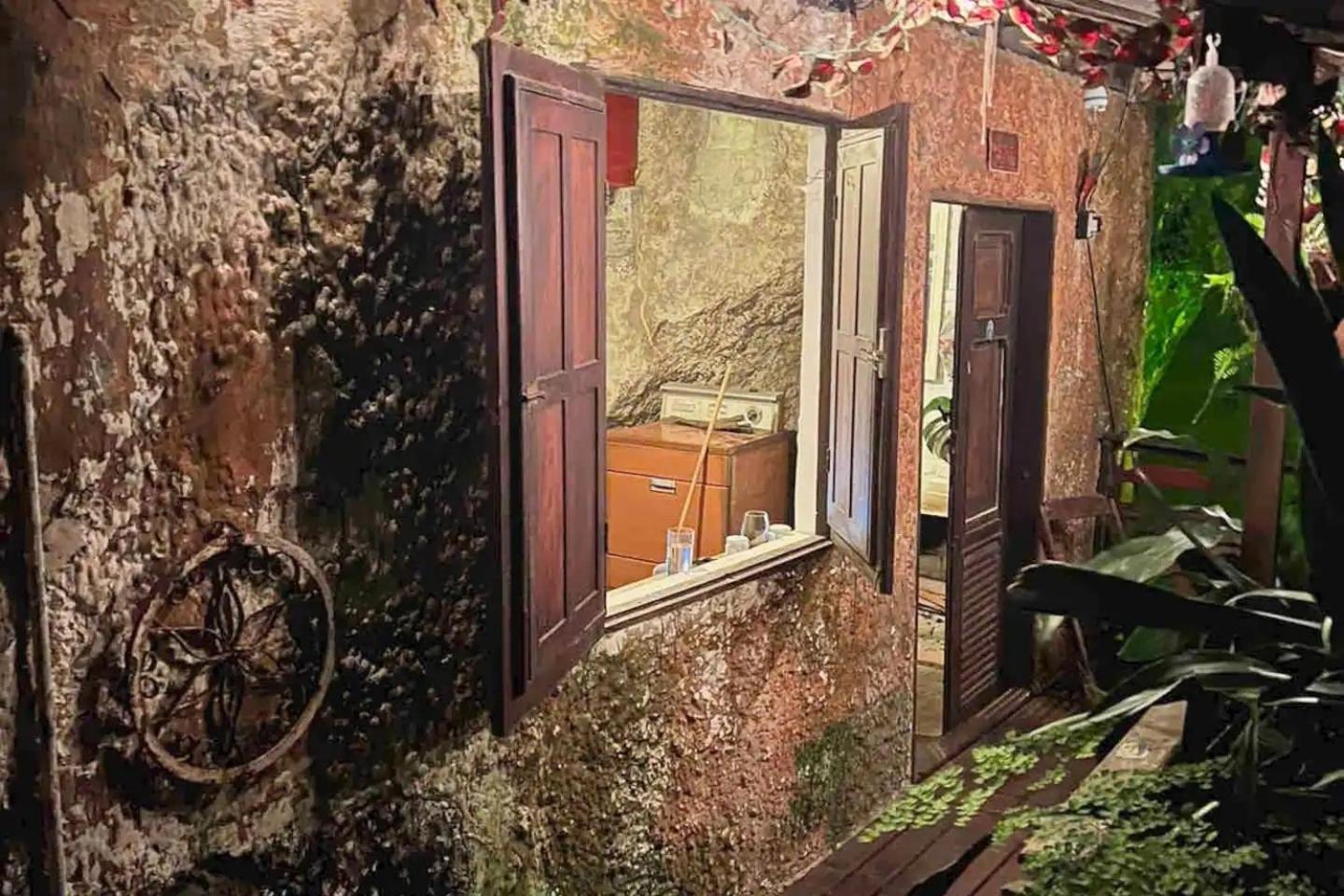 Amazing forest House in the city! Private guest suite - double studio room