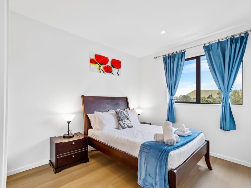 Gorgeous Three Bedroom Home with Free Parking view 2