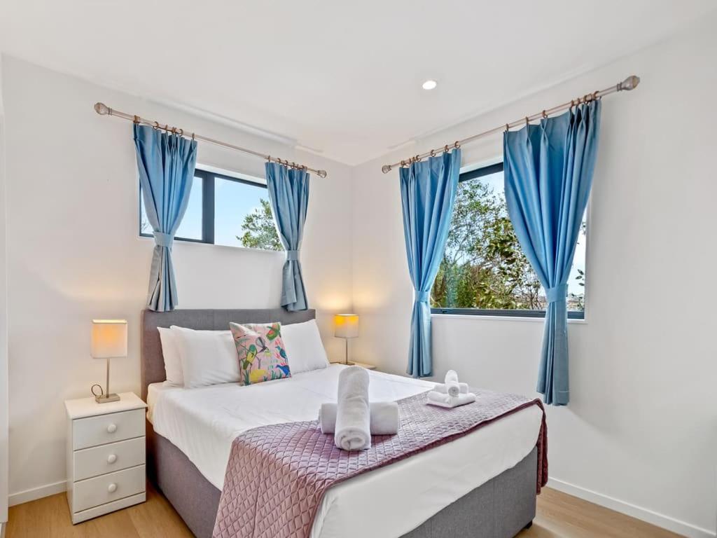 Gorgeous Three Bedroom Home with Free Parking view 3