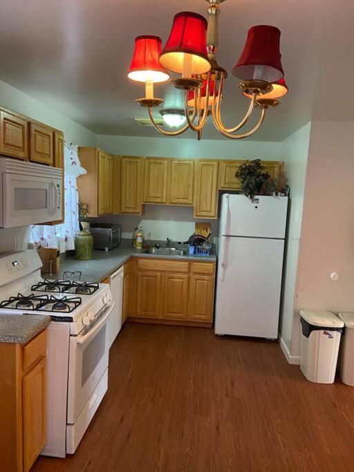 Large 3-Bedrooms/2-Bath Apt, One Block to Train view 5