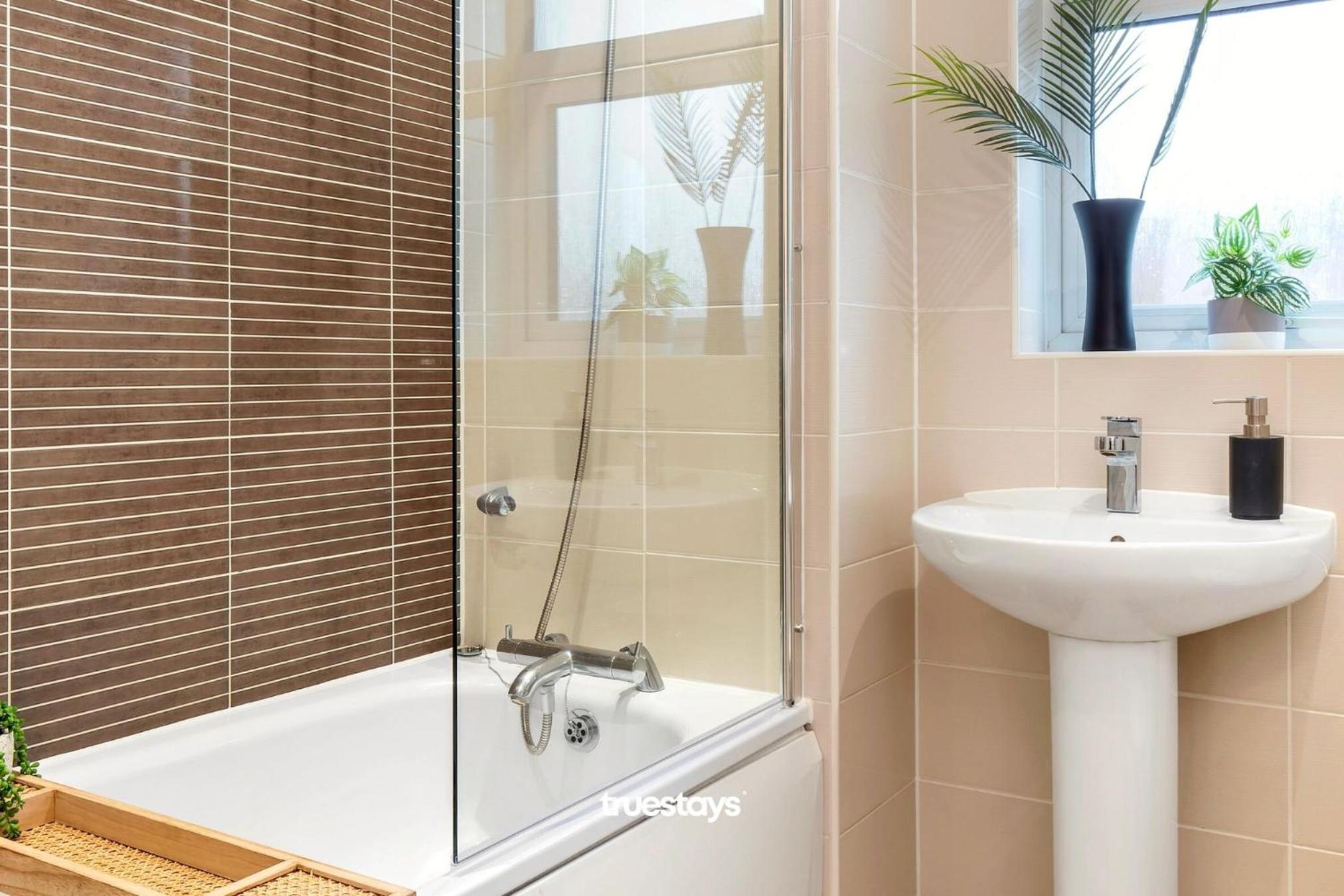 NEW Berkley House by Truestays - 3 Bedroom House in Stoke-on-Trent view 2