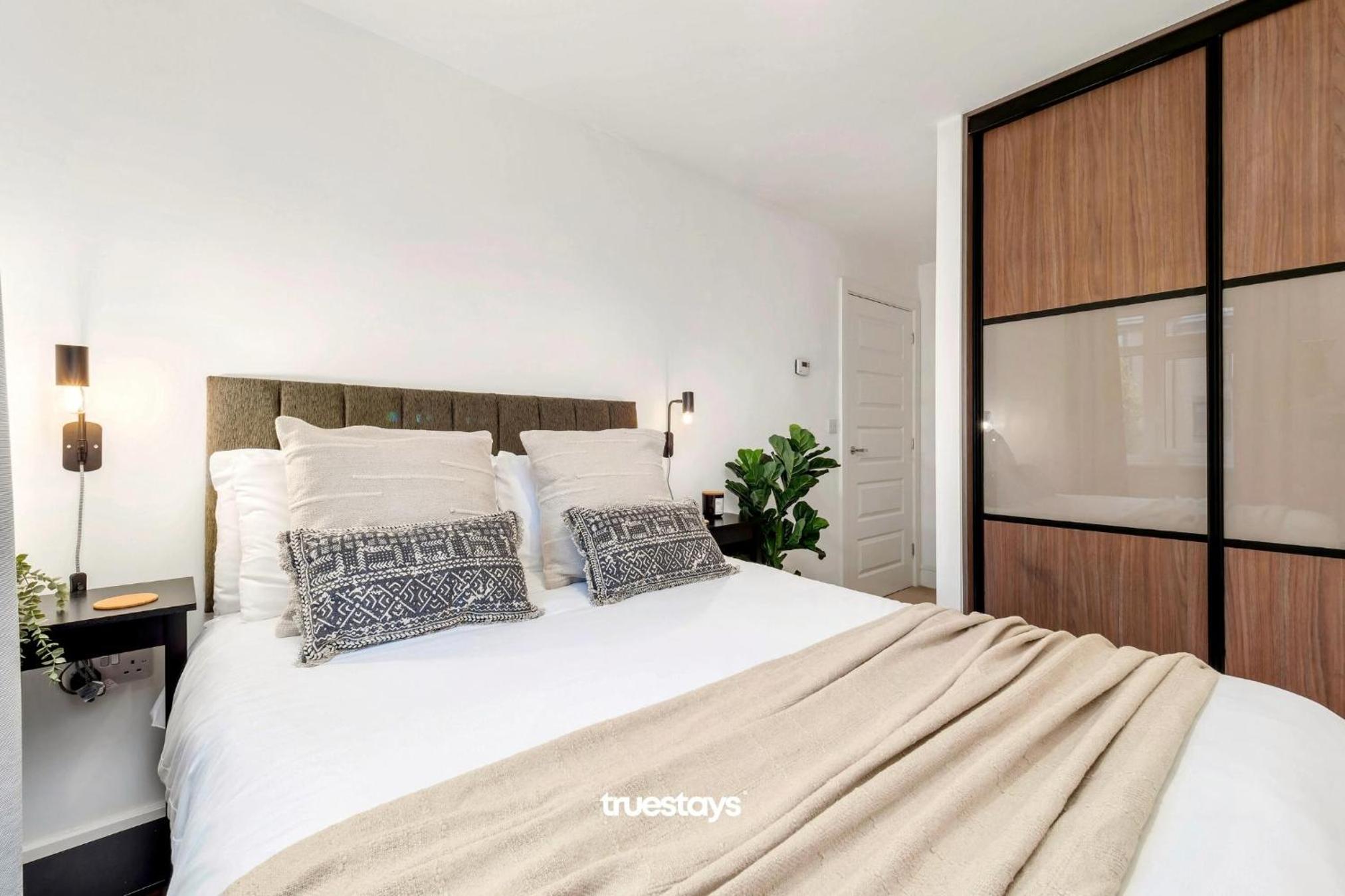 NEW Berkley House by Truestays - 3 Bedroom House in Stoke-on-Trent view 3