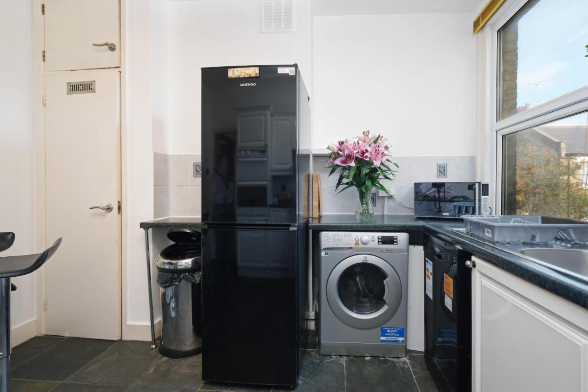 London Spacious 3 Bedroom House, Fulham By MDPS
