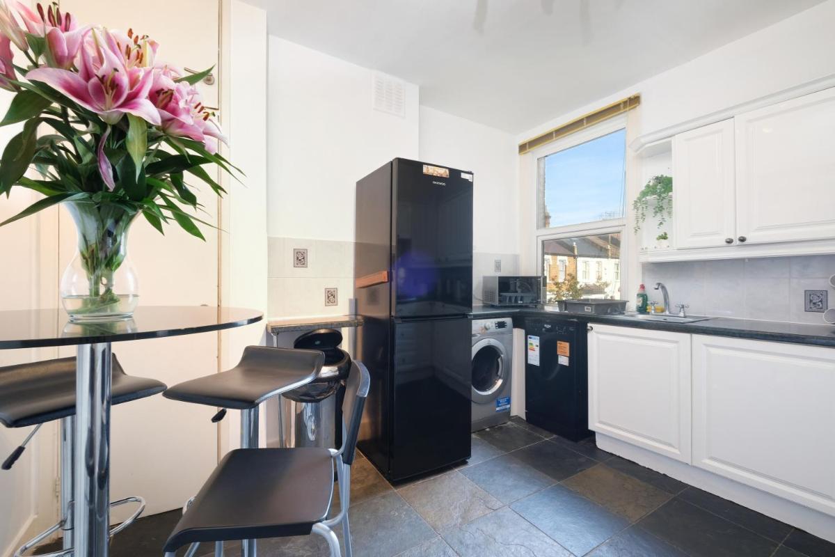 London Spacious 3 Bedroom House, Fulham By MDPS