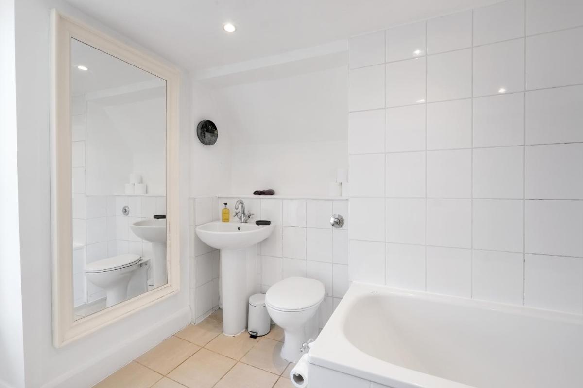 London Spacious 3 Bedroom House, Fulham By MDPS