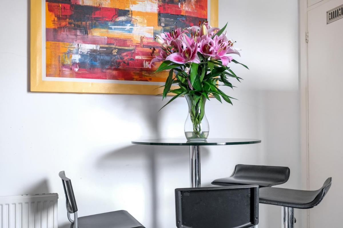 London Spacious 3 Bedroom House, Fulham By MDPS