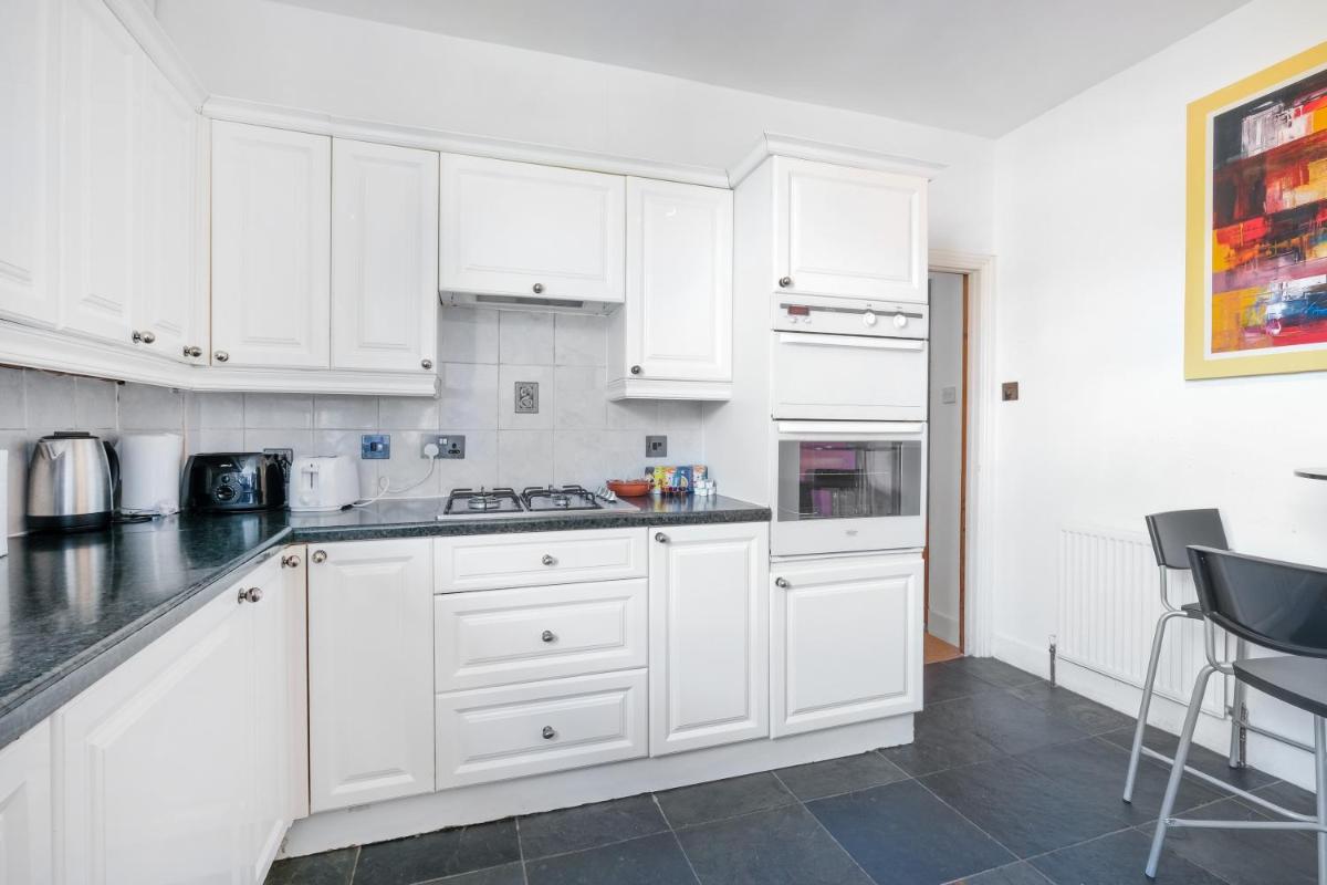London Spacious 3 Bedroom House, Fulham By MDPS
