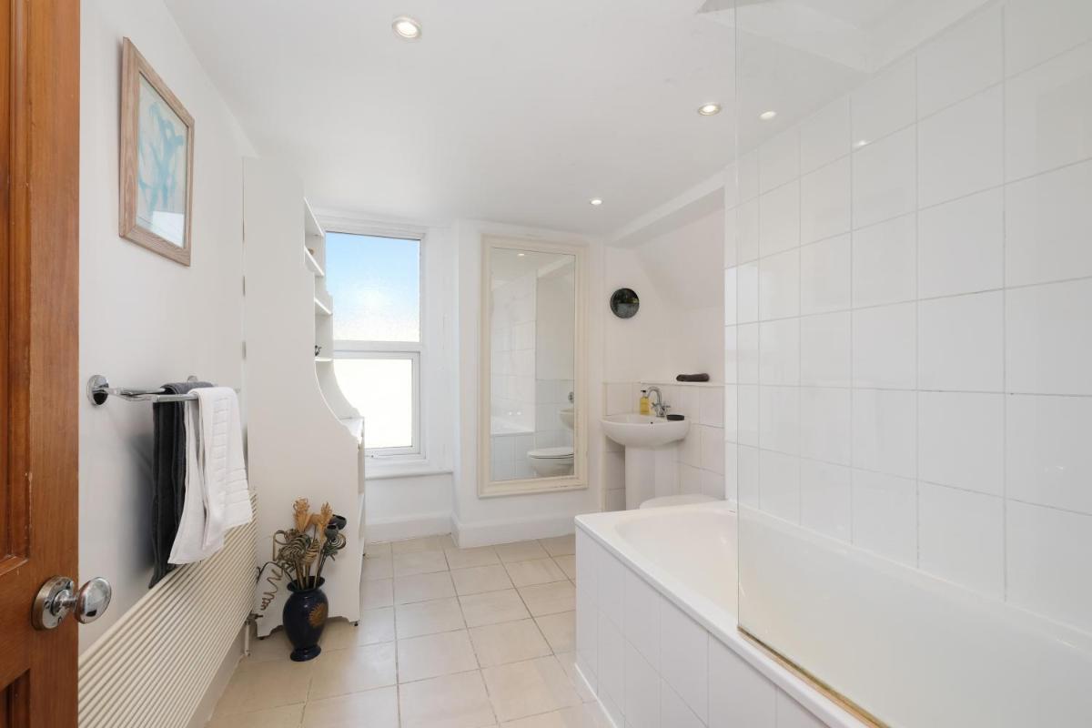 London Spacious 3 Bedroom House, Fulham By MDPS