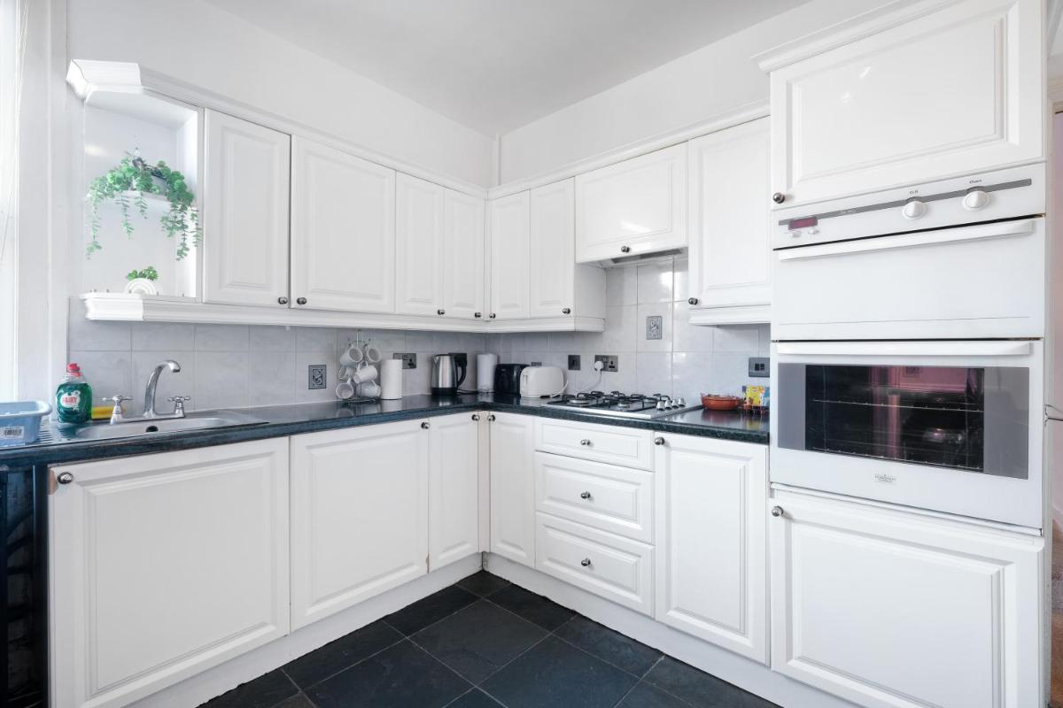 London Spacious 3 Bedroom House, Fulham By MDPS