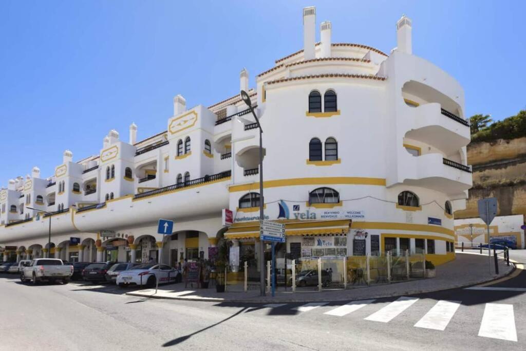 Spacious Two bedroom apt, 200m from the beach