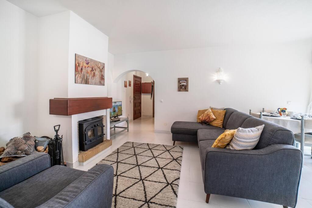 Spacious Two bedroom apt, 200m from the beach