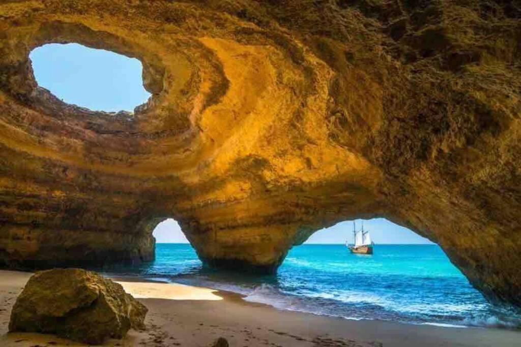 Spacious Two bedroom apt, 200m from the beach