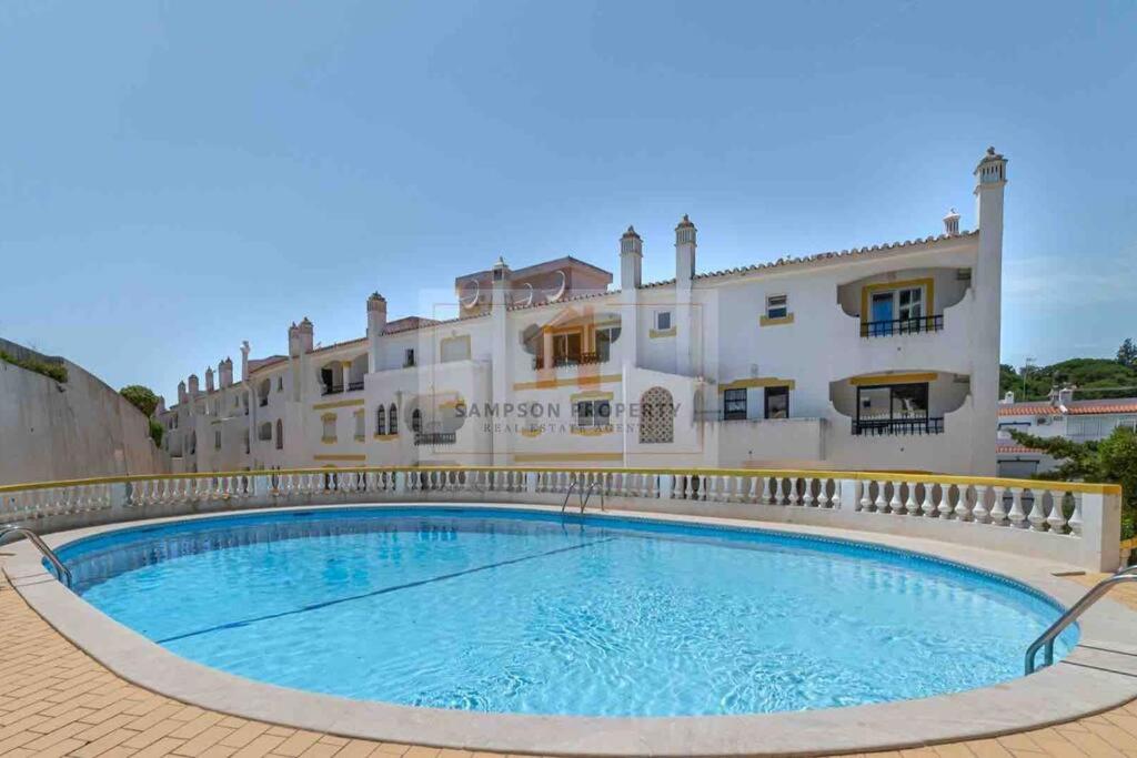 Spacious Two bedroom apt, 200m from the beach